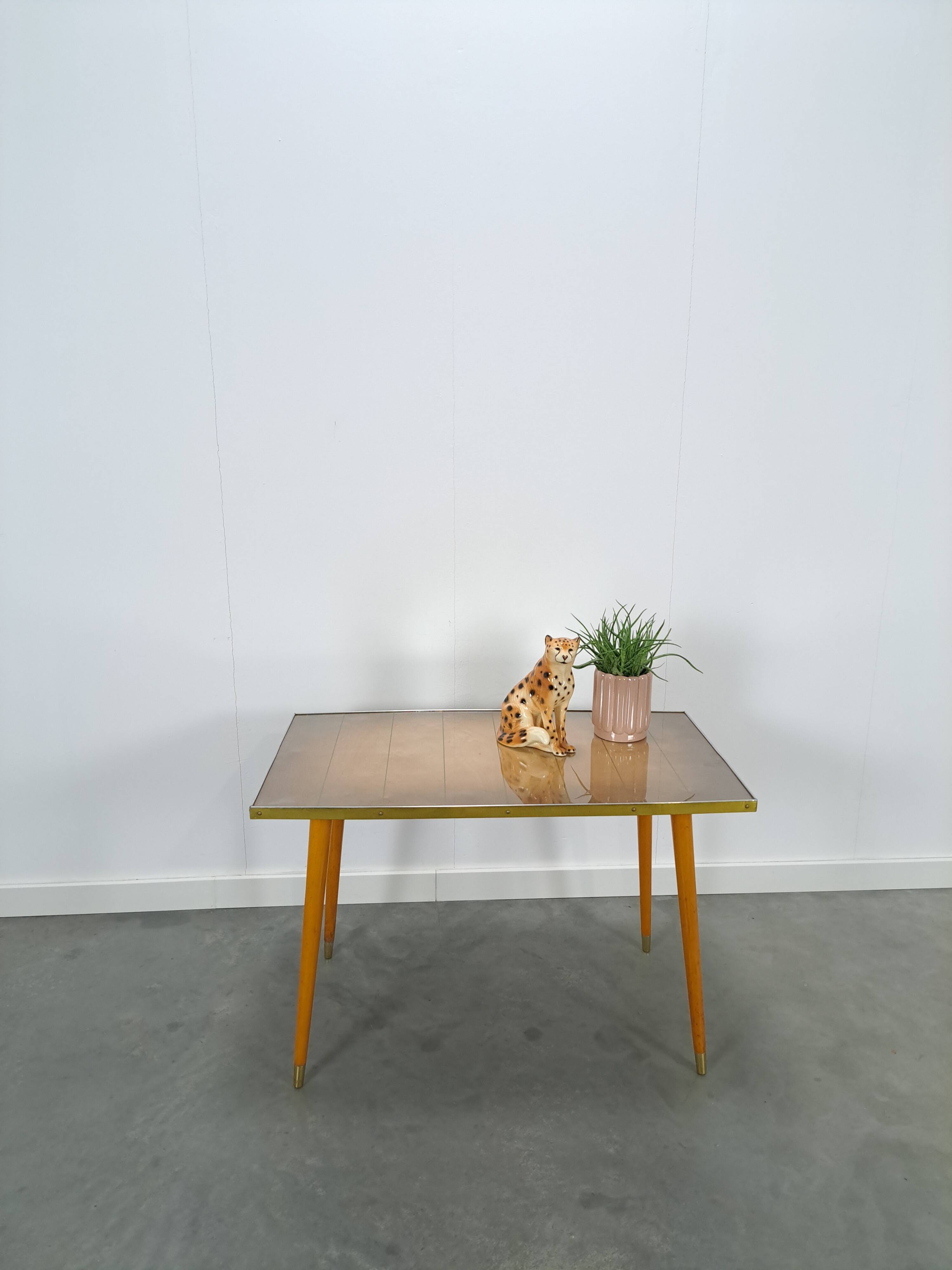 Koffie tafel hout met glazen blad vintage salontafel