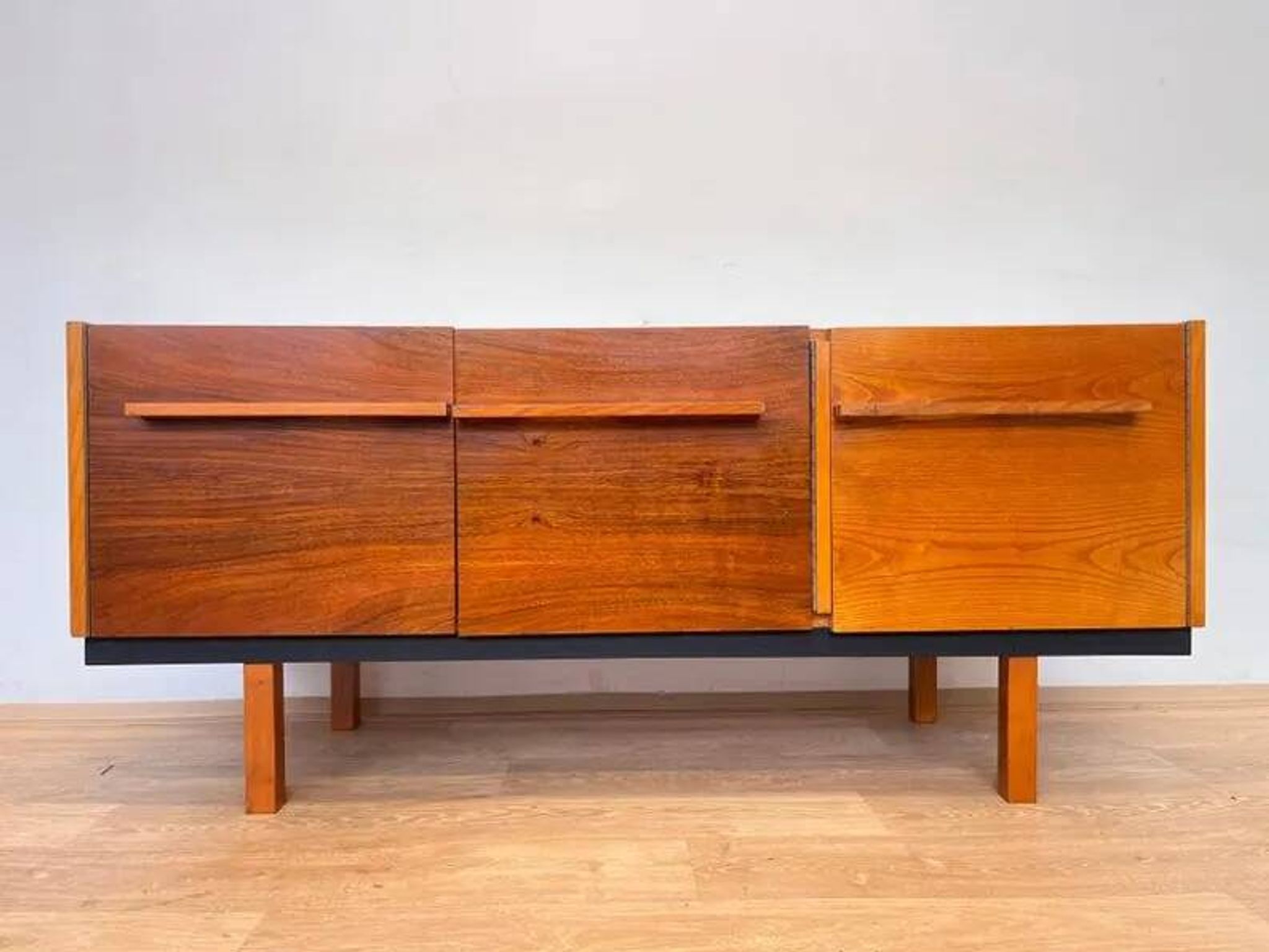 Buffet en bois au design simple des années 1940 par UP zavody - Tchécoslovaquie