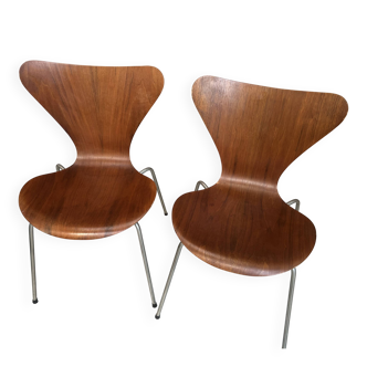 Set of two Franz Hensen series 7 (3107) Arne Jacobsen vintage chairs.