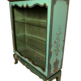 Venetian-style wooden lace-up with bouquets of flowers