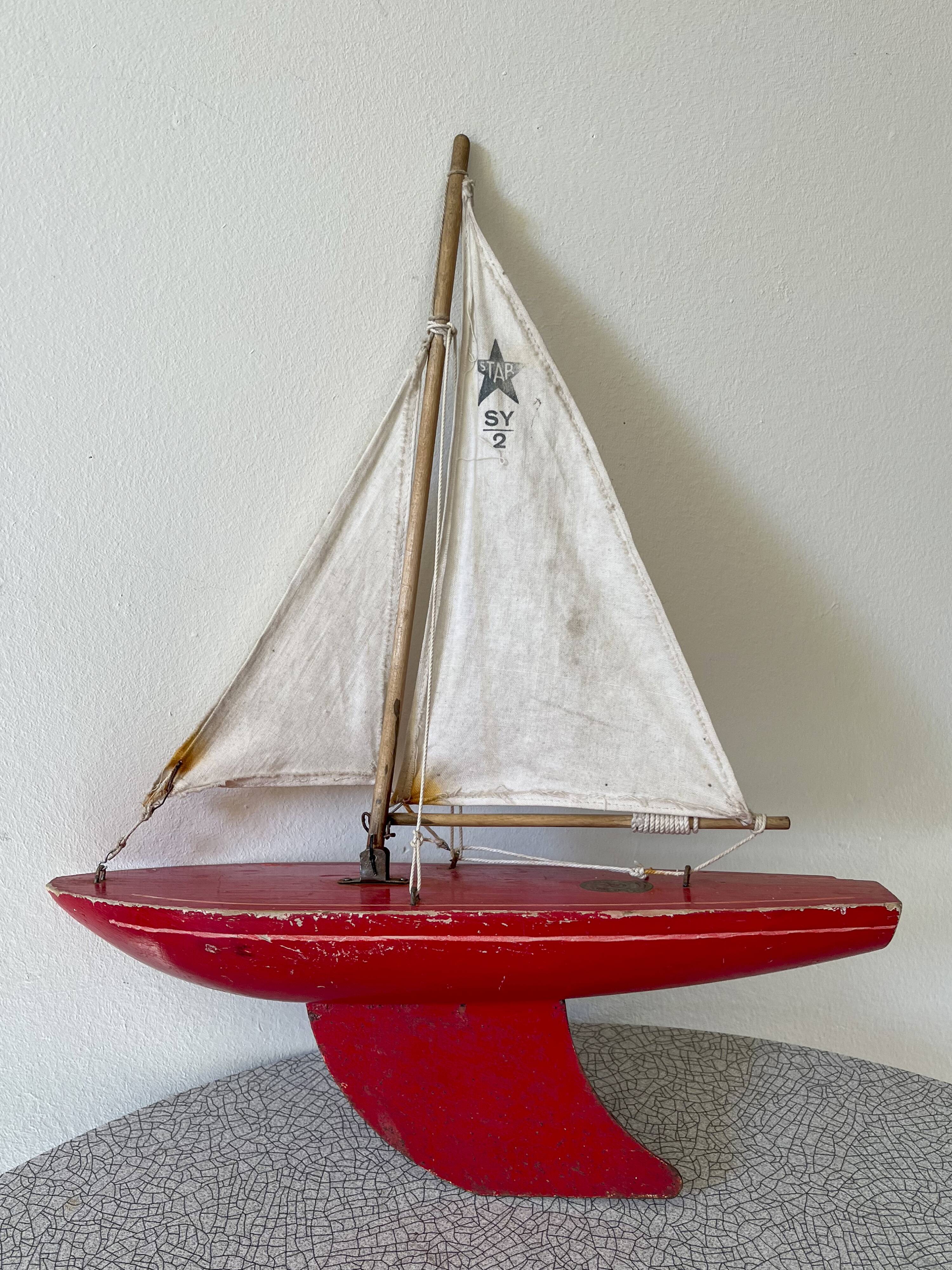 Voilier de bassin anglais Star'Yacht rouge, modèle SY2, années 50-60