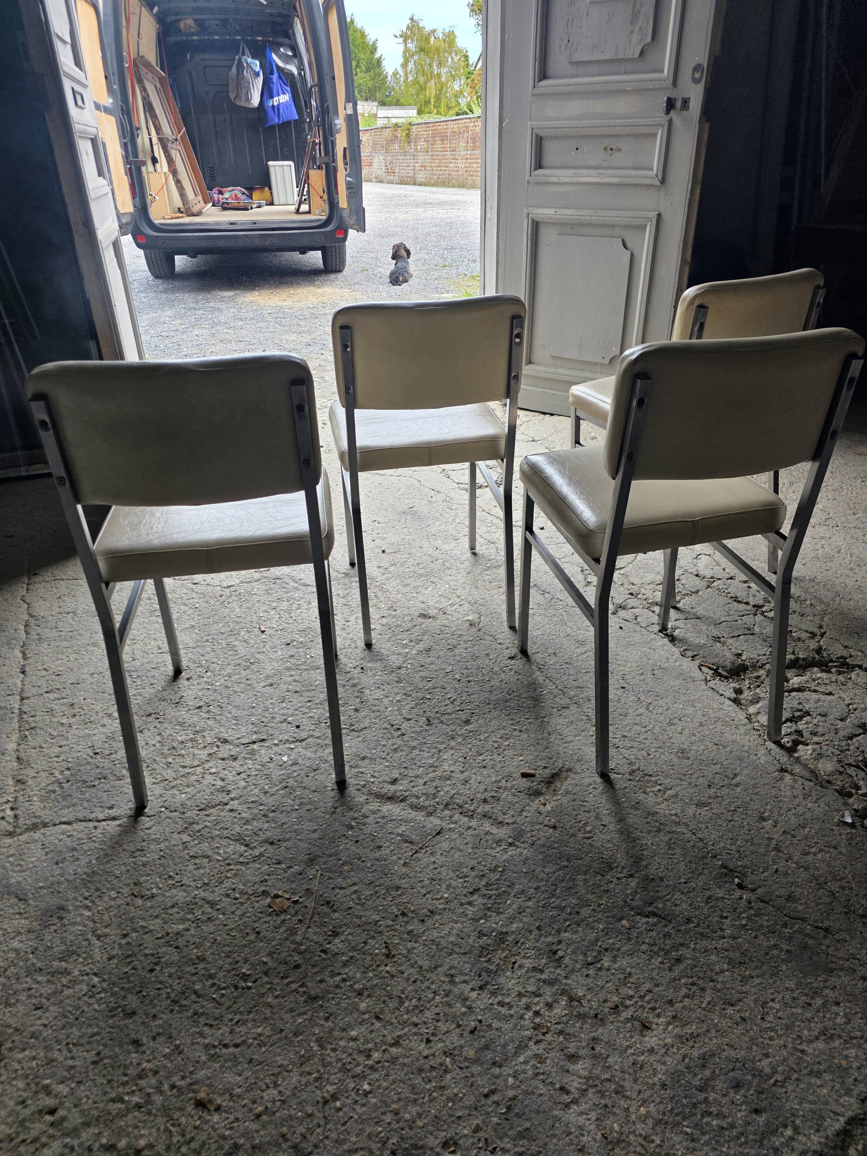 4 chrome metal chairs with faux leather from the 1970s.