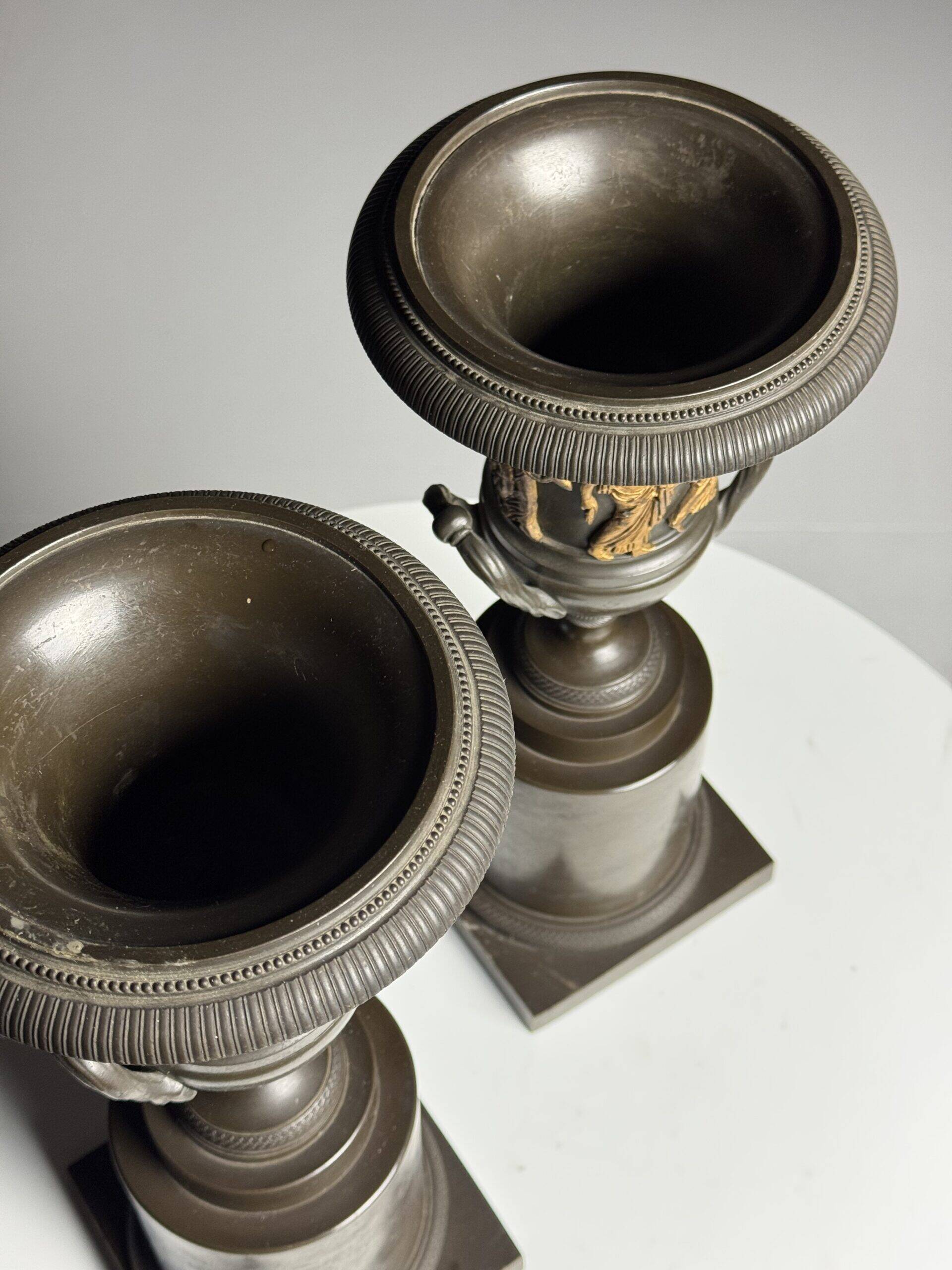Paire de vases en bronze de style Empire