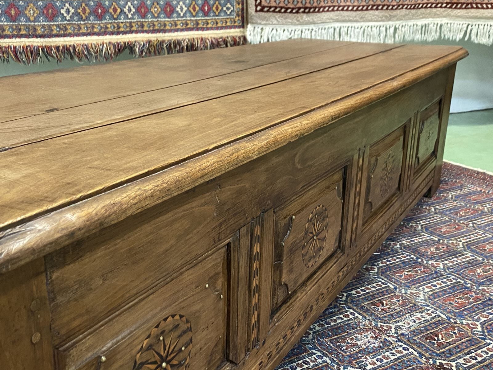 Banc coffre breton en châtaigner et marqueterie XIXème