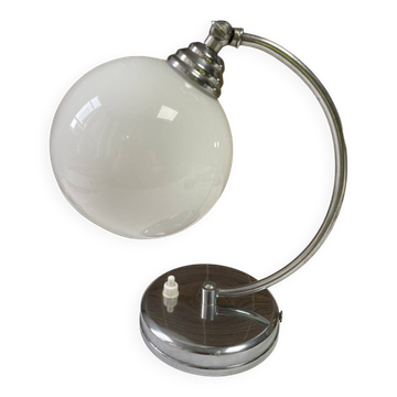 Lampe globe vintage métal chromé et opaline, à poser ou à fixer au mur