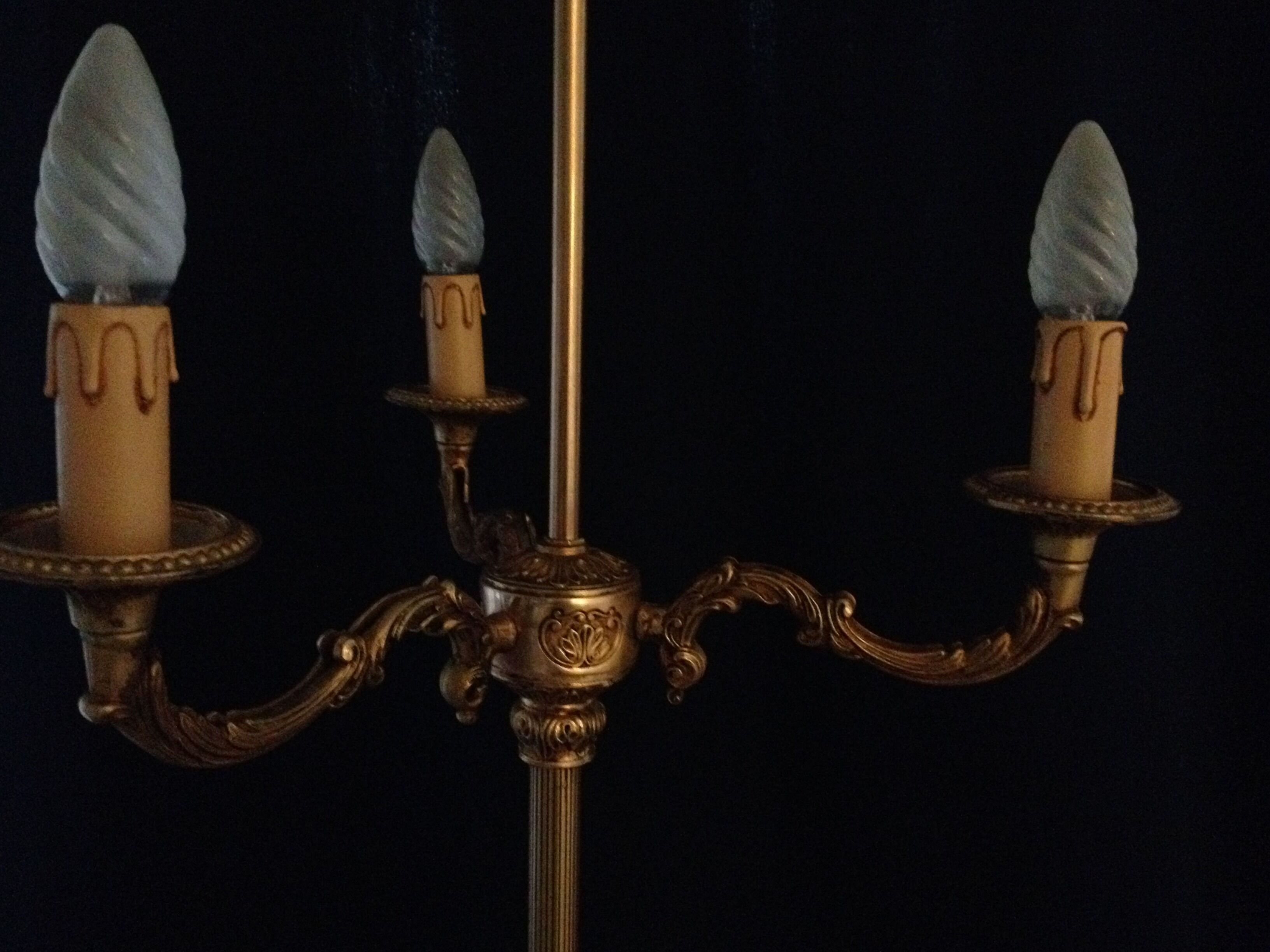 Bronze tripod lamppost