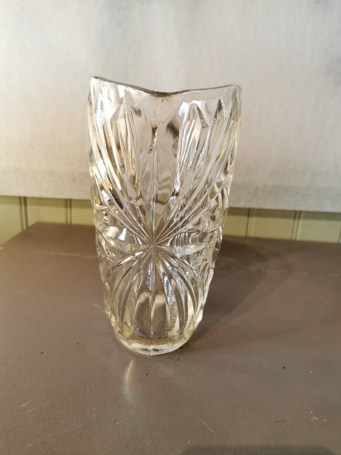 Pichet vintage en verre moulé