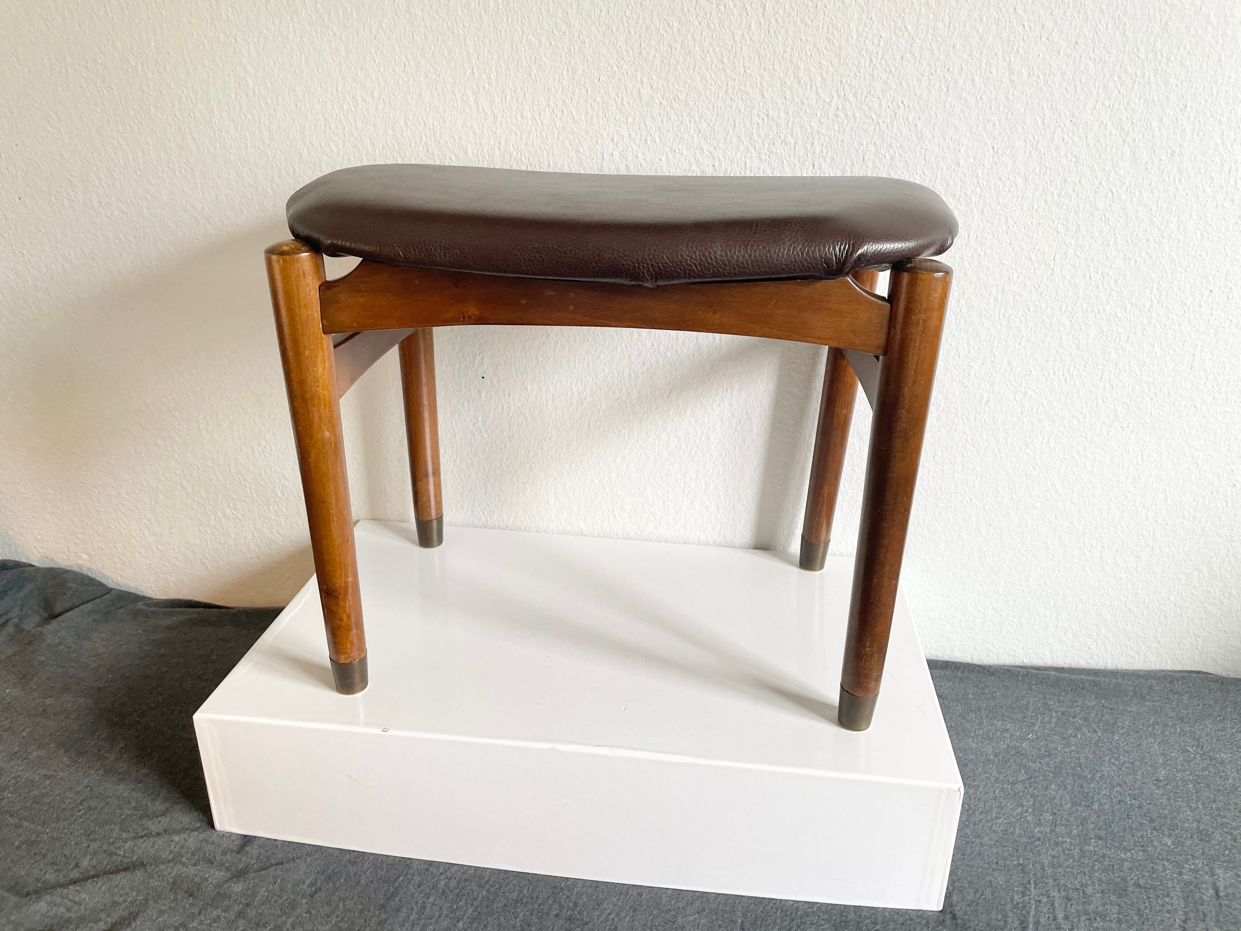 Stool in wood & leather 50/60