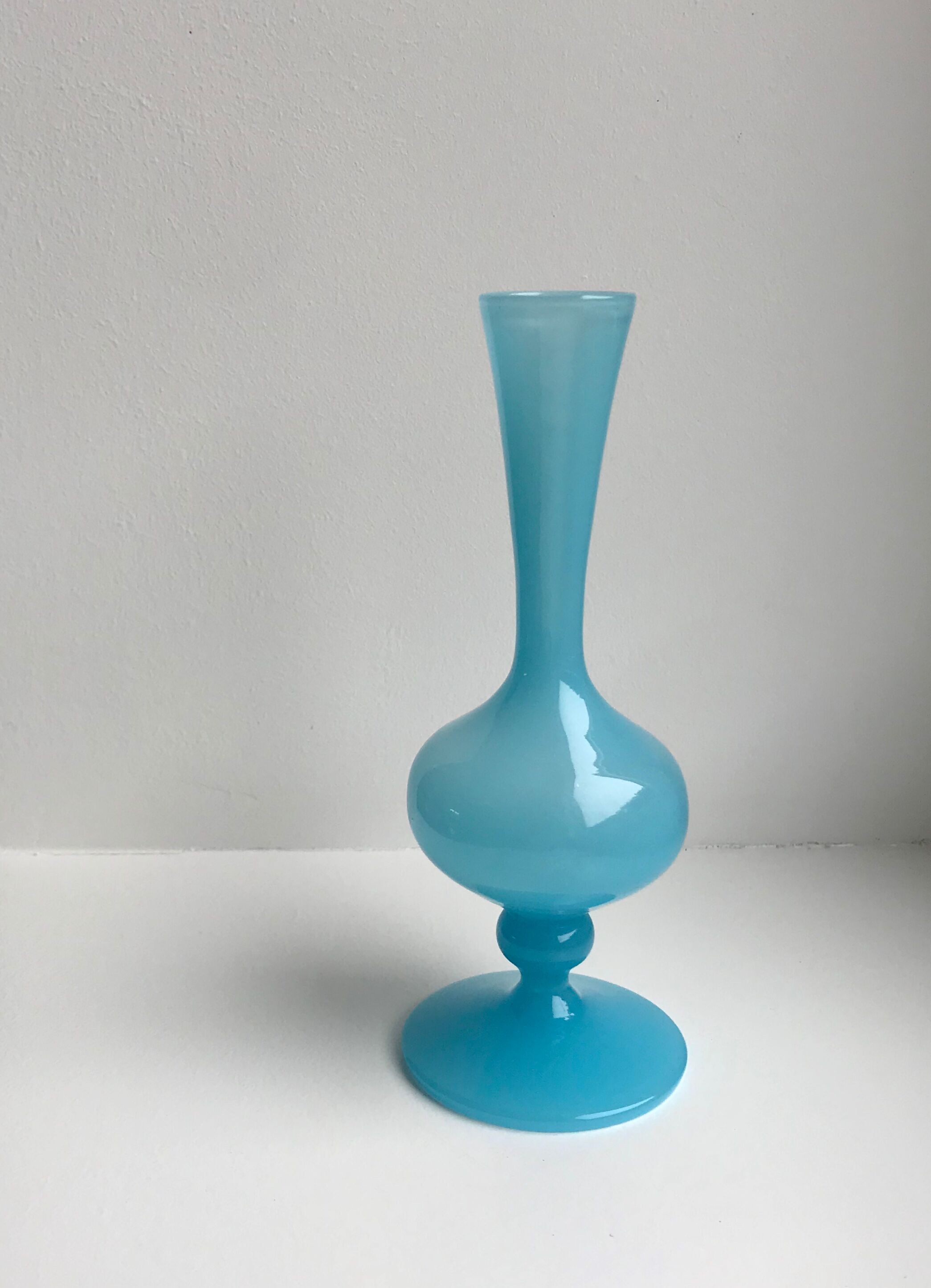 Vase en opaline bleu ciel années 50
