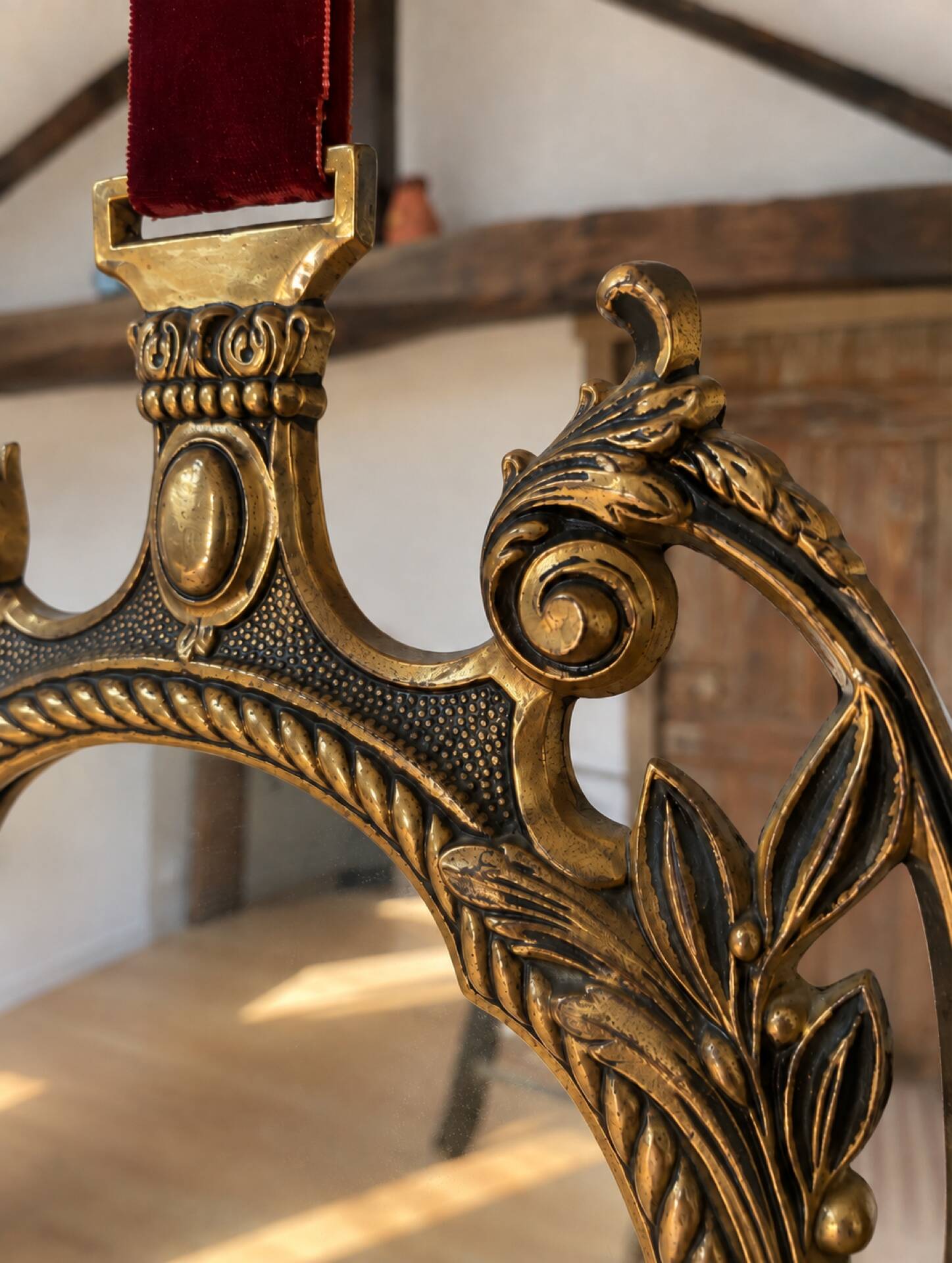 Vintage hanging mirror in gold metal and burgundy velvet – 63 × 24 cm