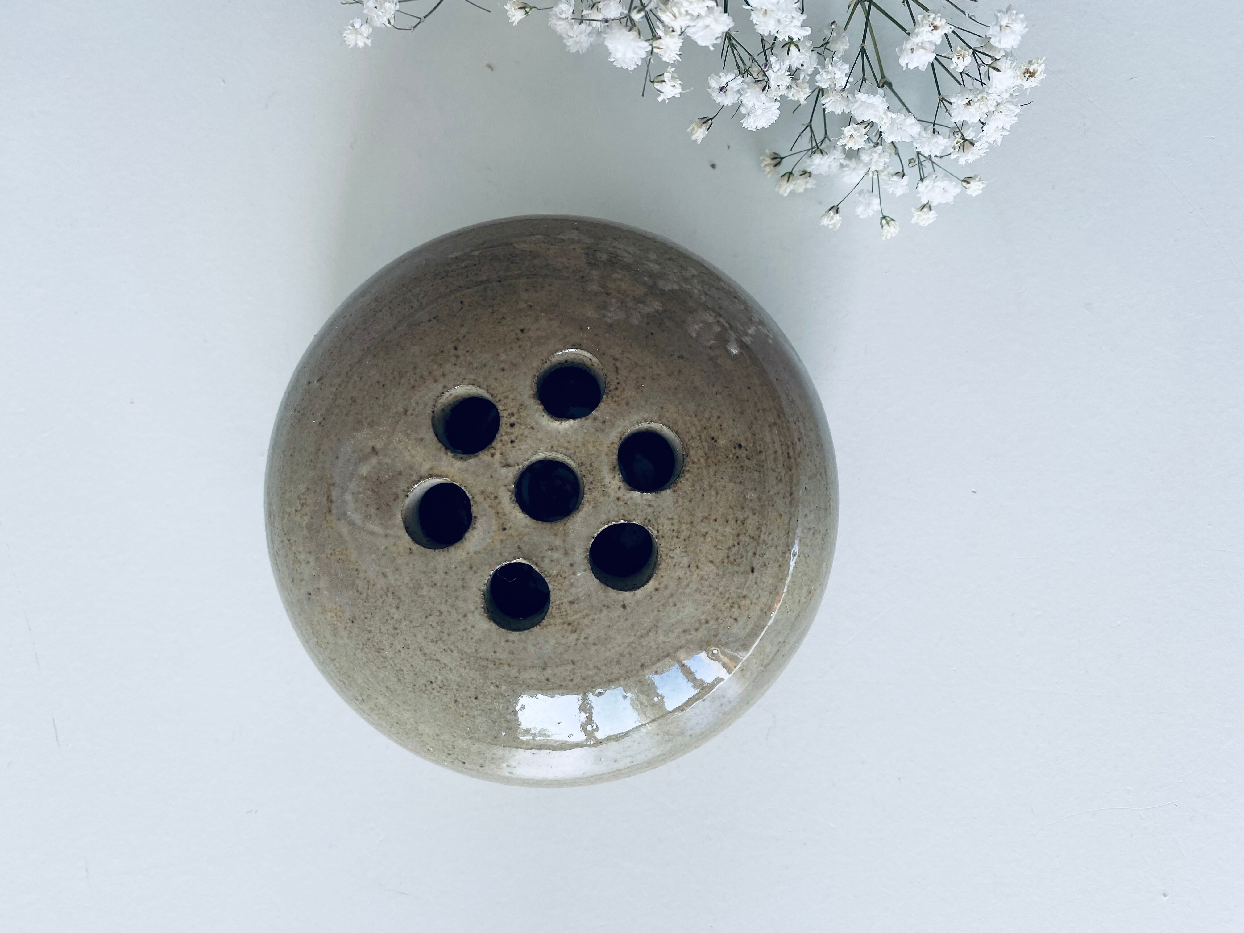 Vase stings flowers lens shape