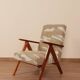 Fauteuil lounge vintage en tissu jacquard à motifs rétro et bois marron