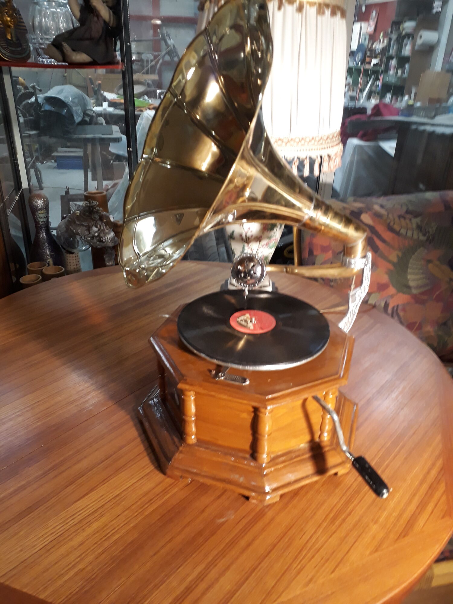 Former gramophone the voice of his master with brass pavilion, , with a disc 78 runs my