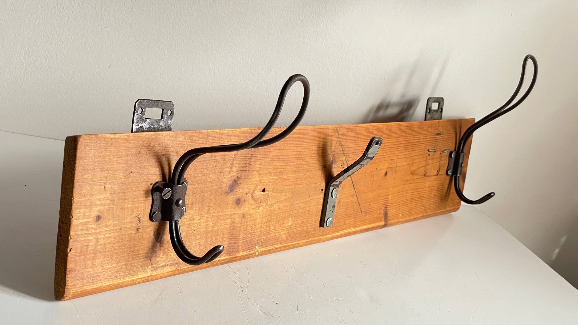 Portemanteau ecole en bois et acier vintage