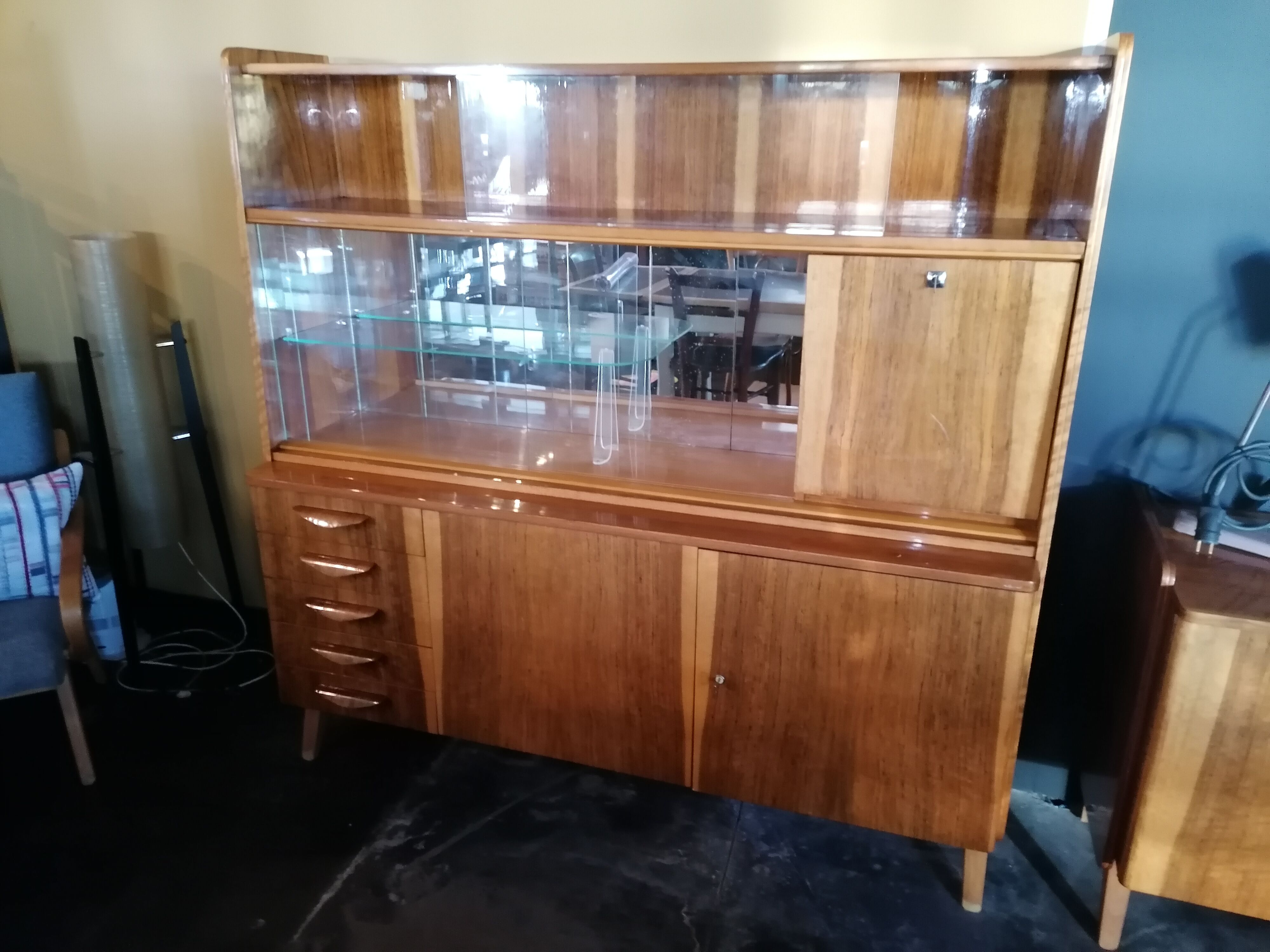 Buffet scandinave vintage en bois, bahut vitrine tchèque, meuble bar années 60