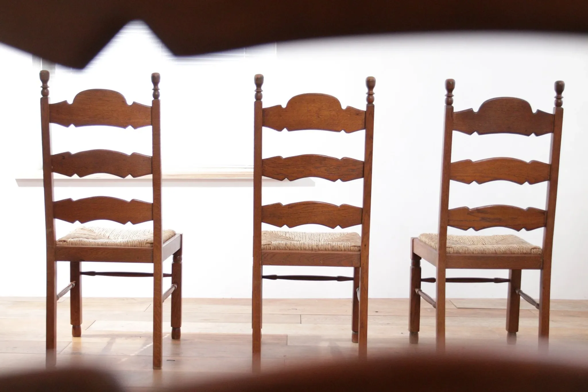 Set of 4 oak ladderback dining chairs with rush seats