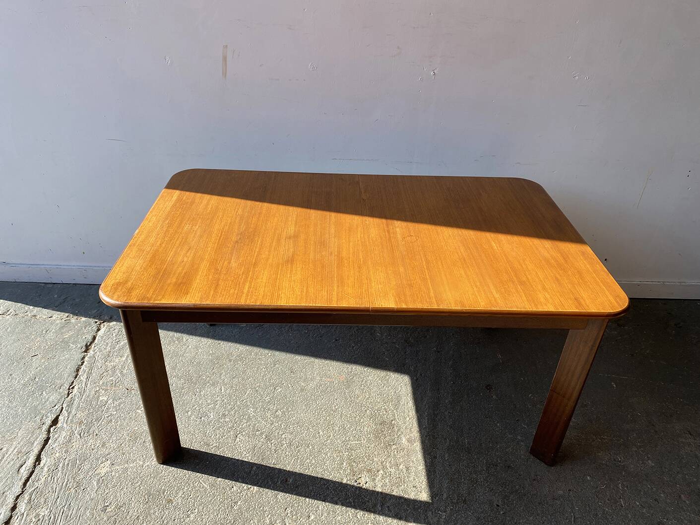 Table à manger G Plan moderne du milieu du siècle rare des années 1960 avec pieds inclinés