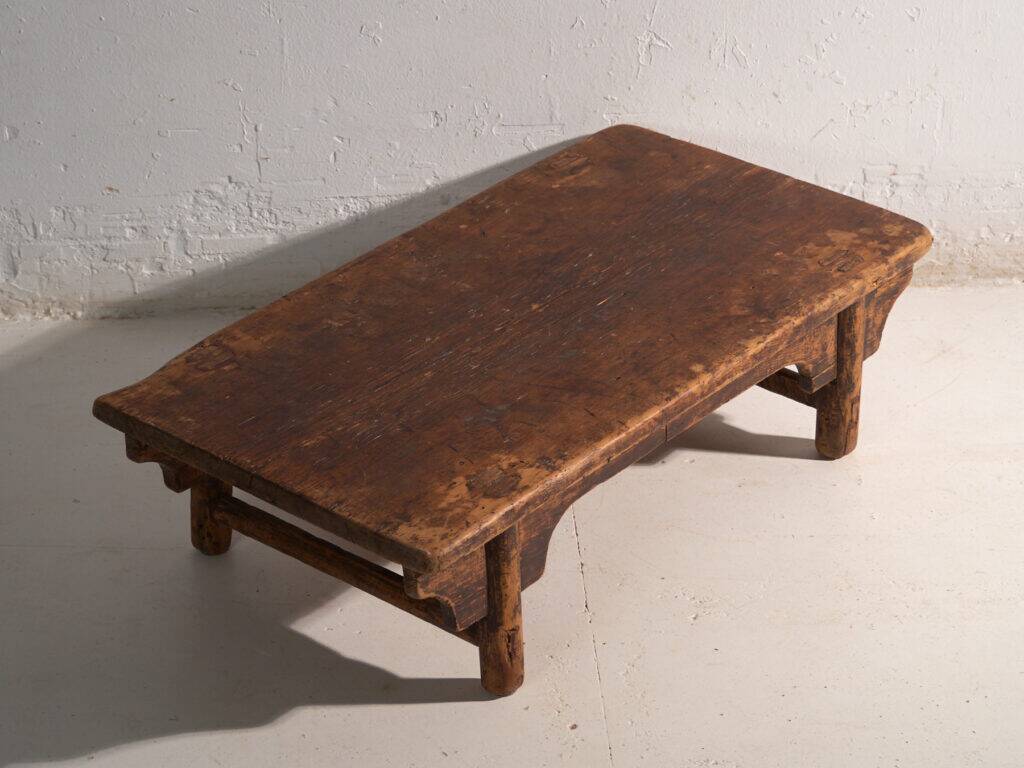 Table basse kang ancienne en bois d’orme – Chine, vers 1900