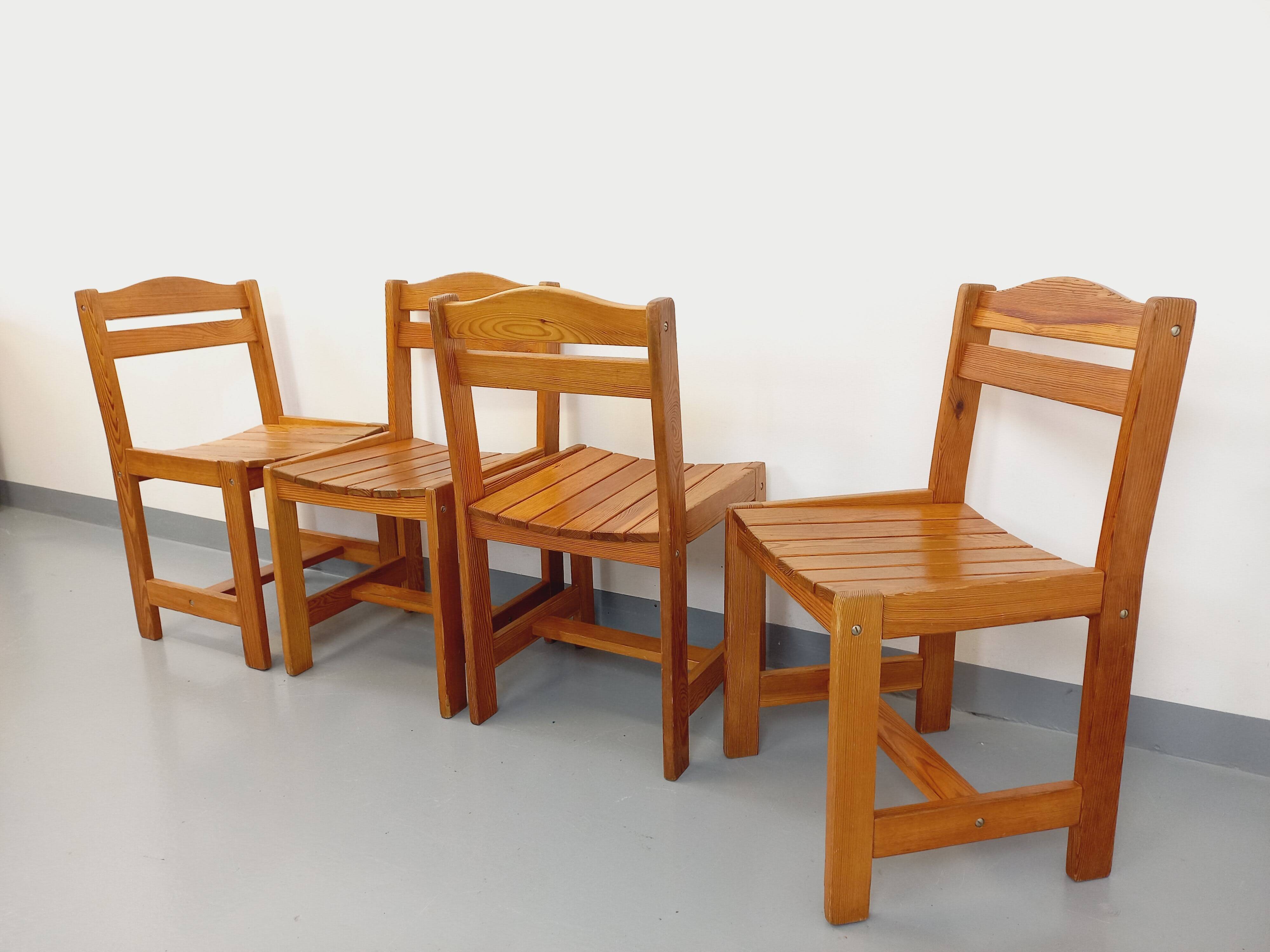 Set of 4 vintage pine chairs from the 70s