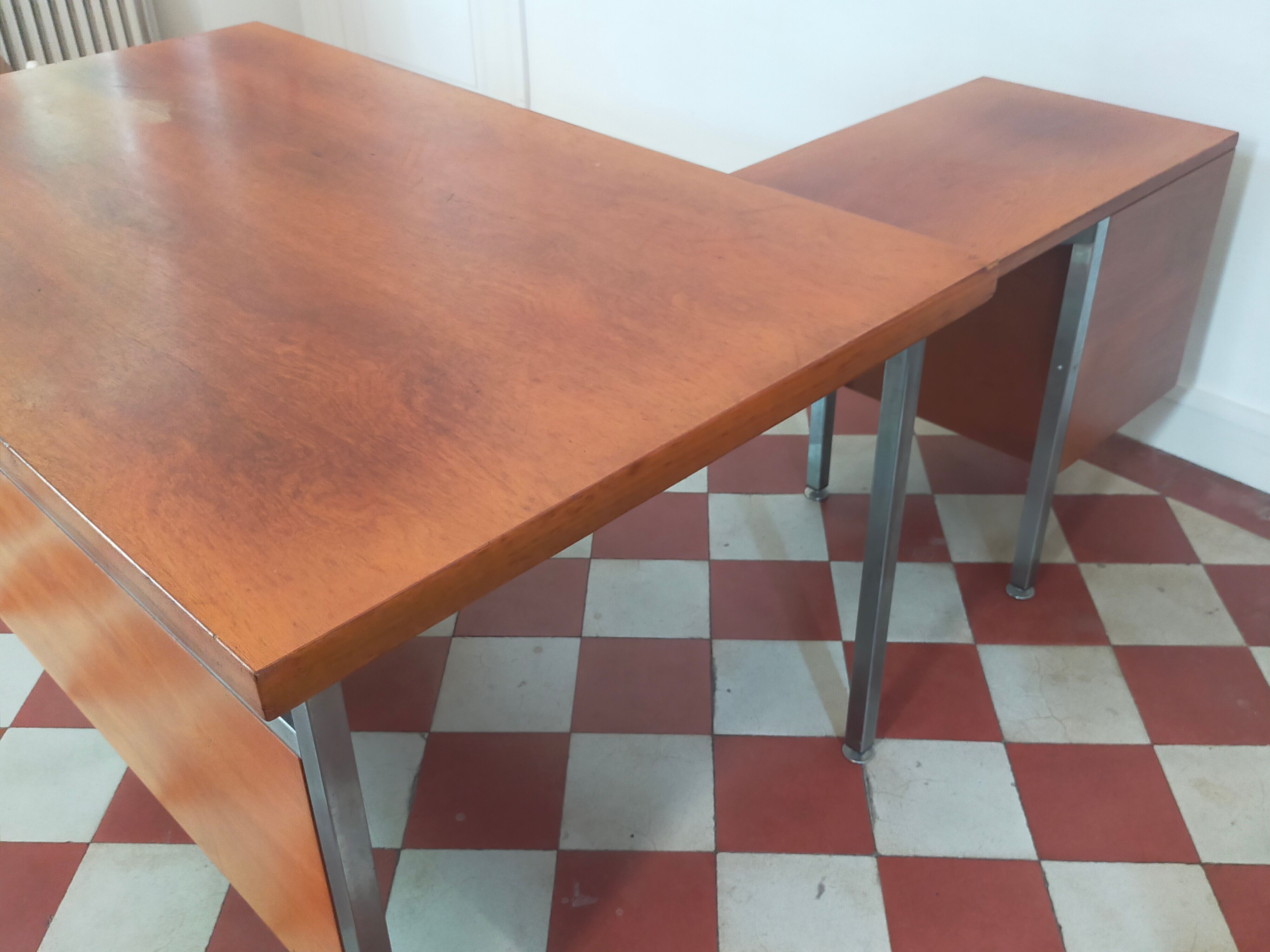 Desk with removable drawers in the style of Florence Knoll.
