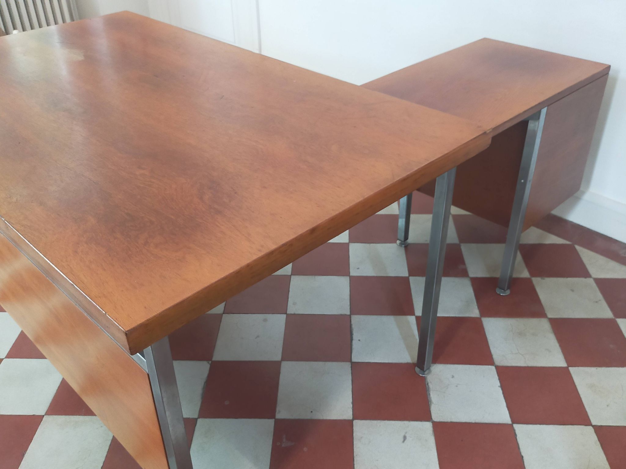 Bureau à caisson amovible dans le goût de Florence Knoll