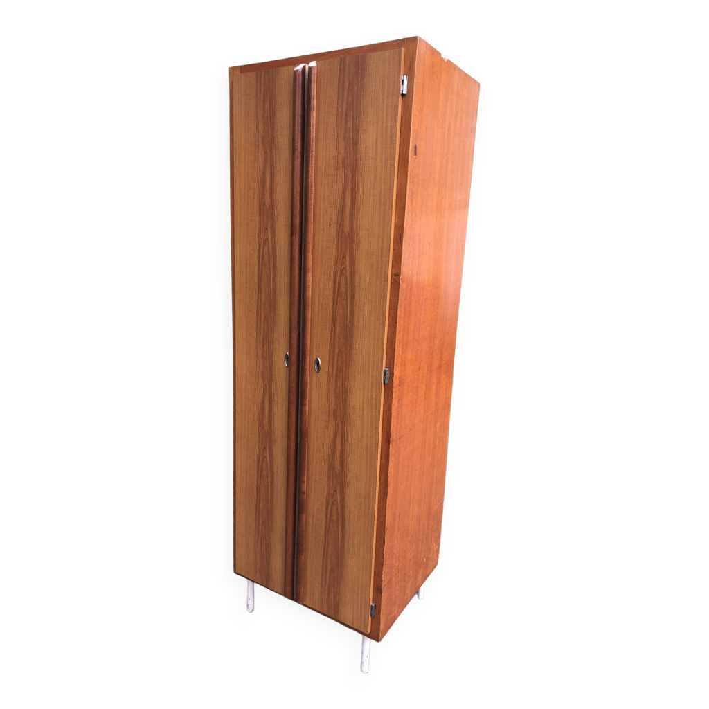 Armoire vintage penderie et étagères avec ses portes en façade en