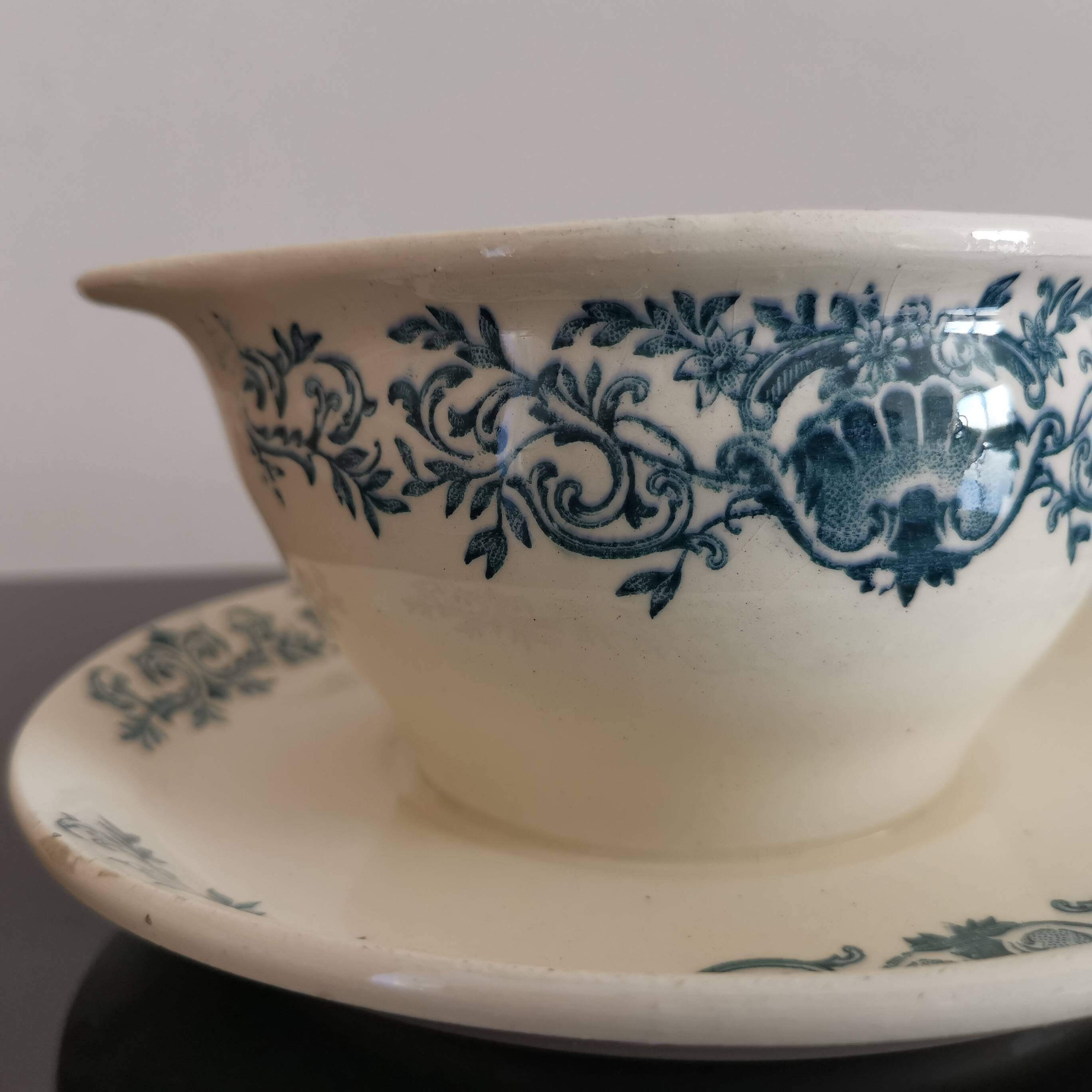 Longchamp earthenware gravy boat, Coquille decor