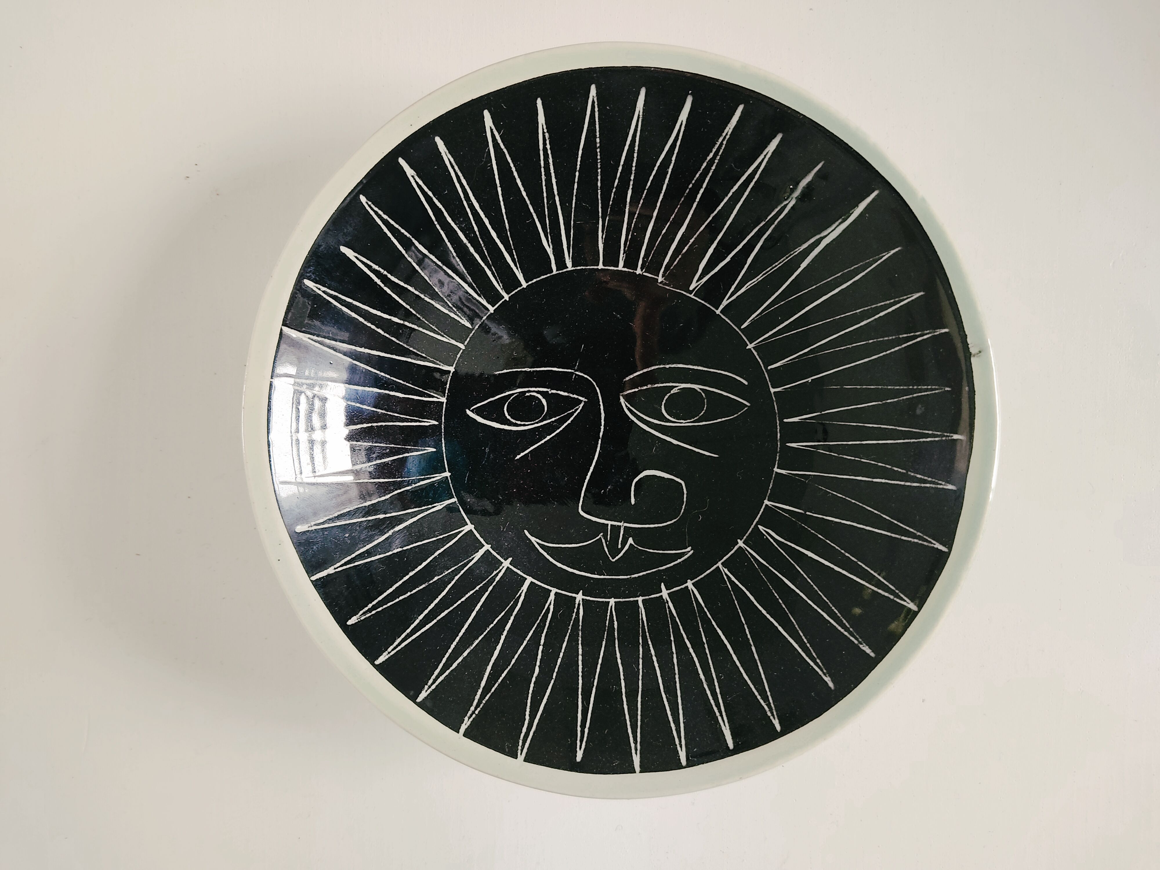 Empty pocket in hand-painted sun earthenware