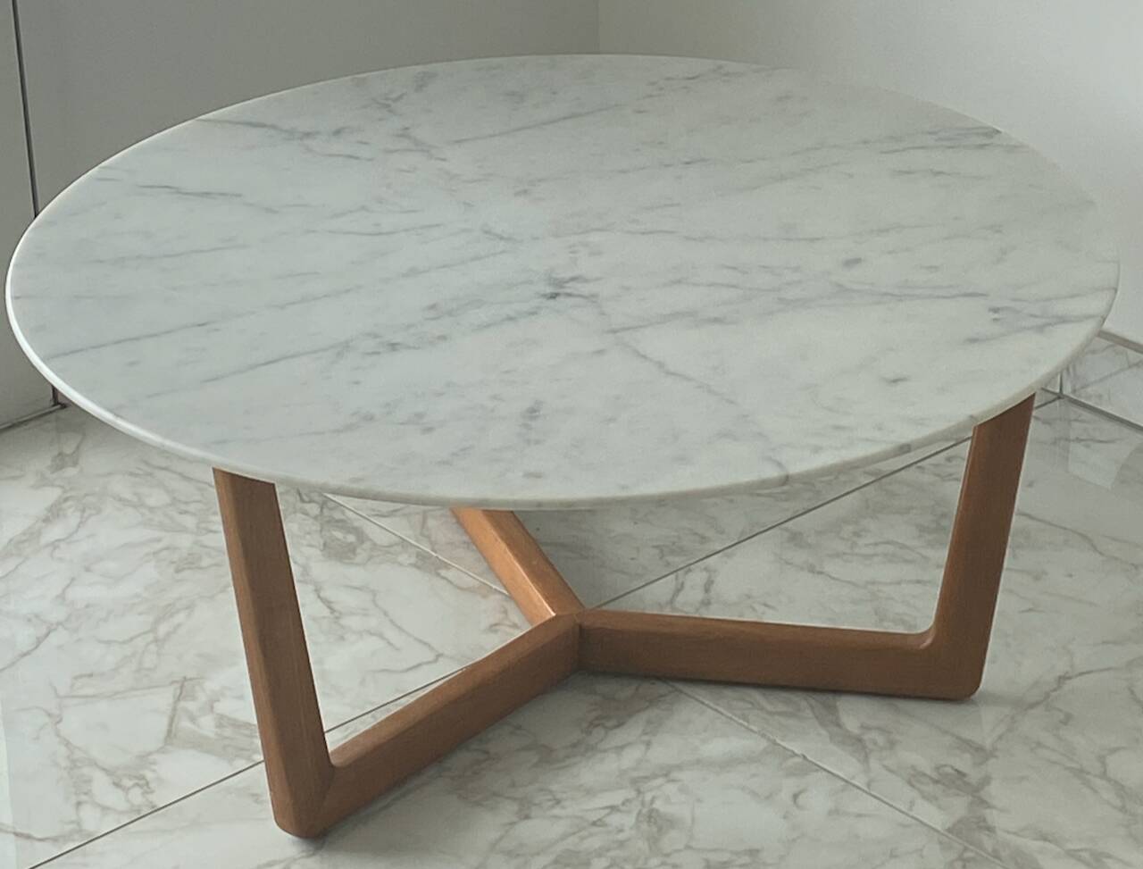 Guéridon / low table in Carrara marble and solid wood