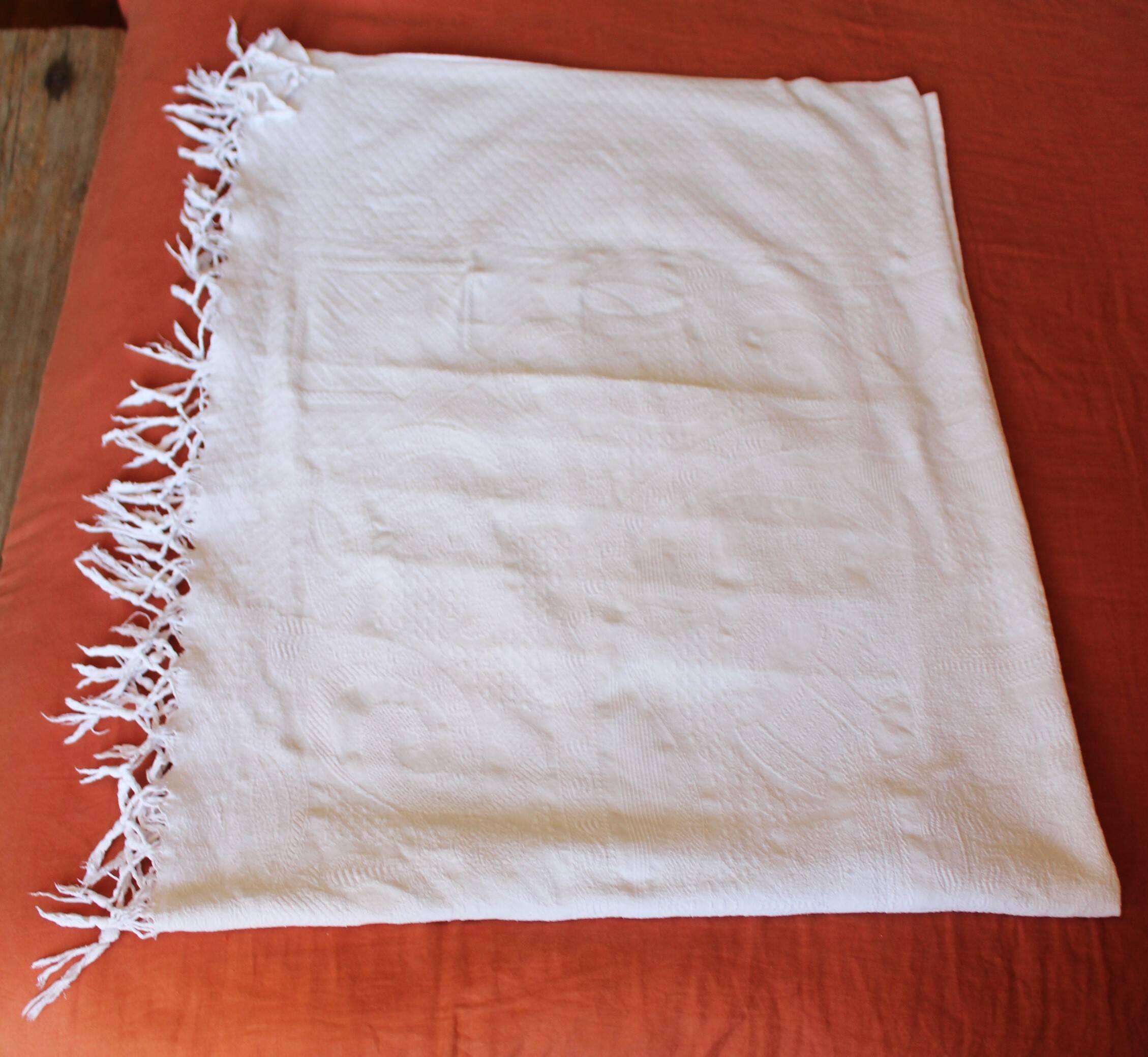 Plaid ancien blanc franges broderies ajourées