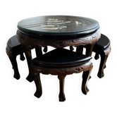 Une table Basse ronde de Chine en bois laqué de couleur noire et or