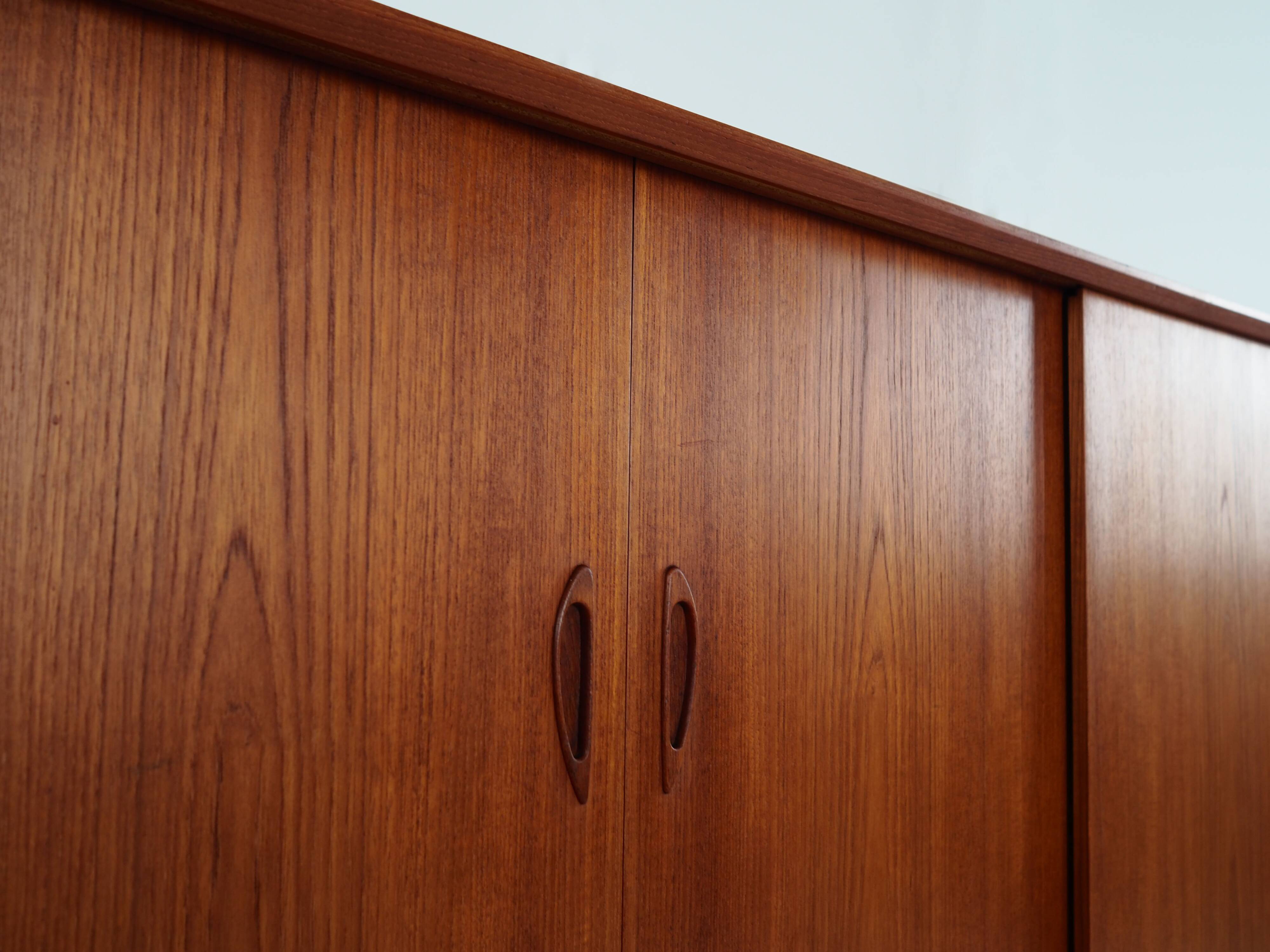 Buffet haut en teck, design danois, années 1970, production : Danemark