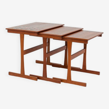 Ensemble de tables gigognes à carreaux émaillés (Danemark, années 1950).