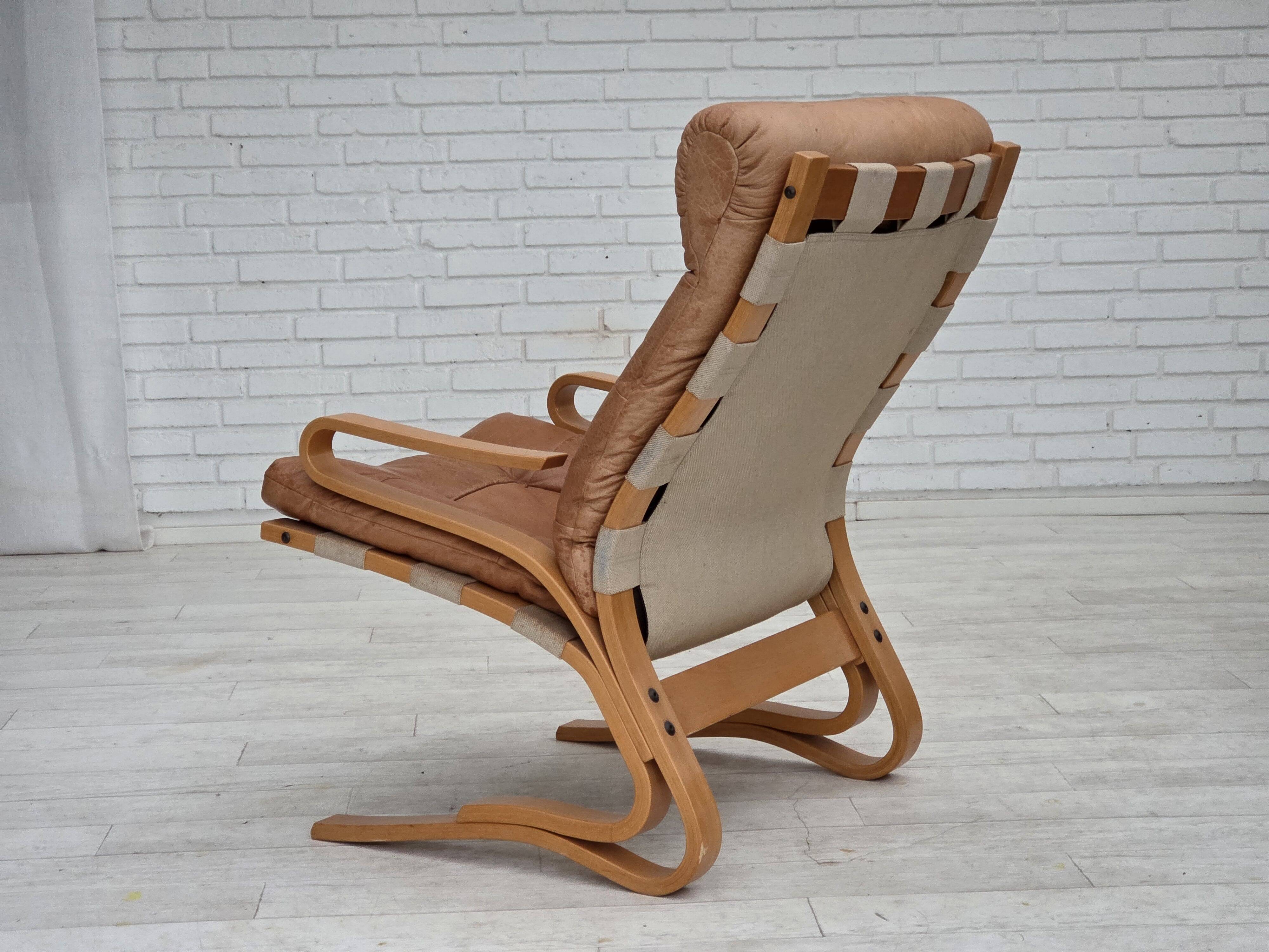 Fauteuil norvégien des années 1970, modèle "Kengu", cuir de meuble.