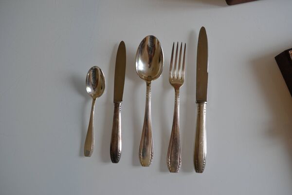 Ménagère métal argenté complète dans coffret 62 pièces