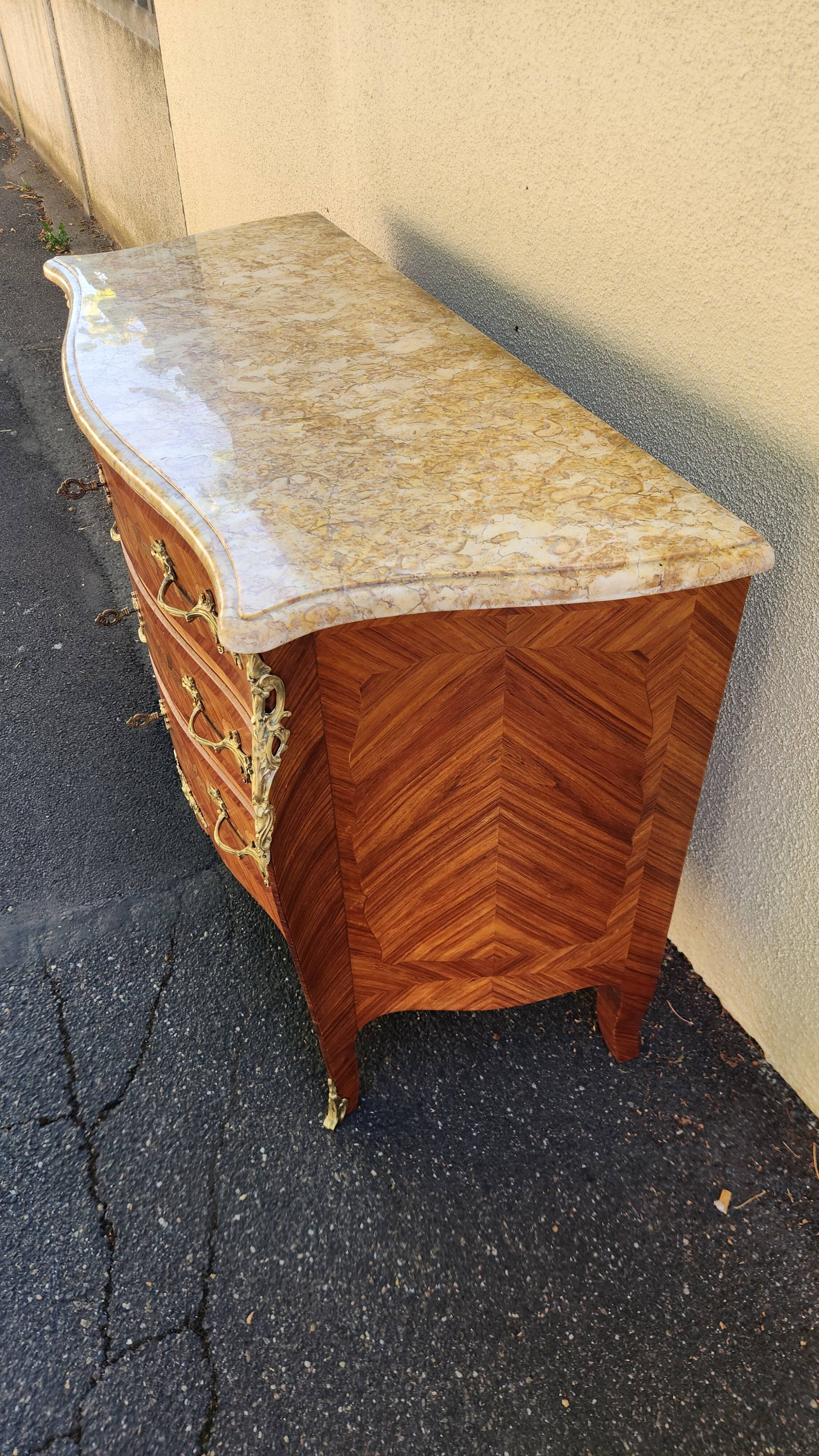 Superbe commode de style Louis XV galbée en marqueterie