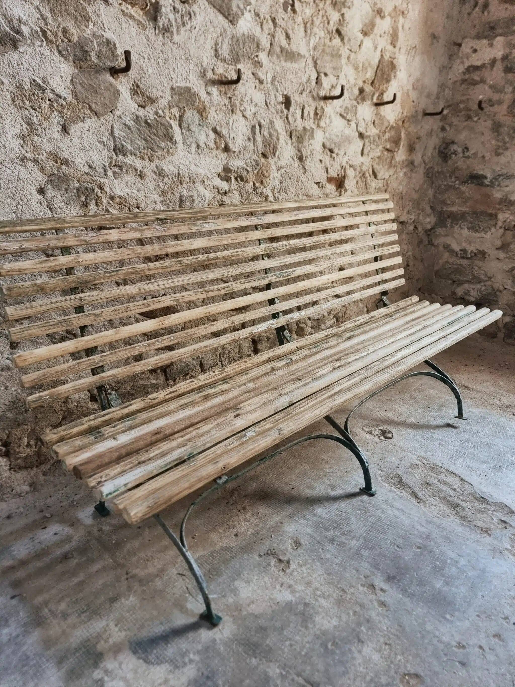 Banc de jardin pliant français ancien, pin et cadre en fer riveté