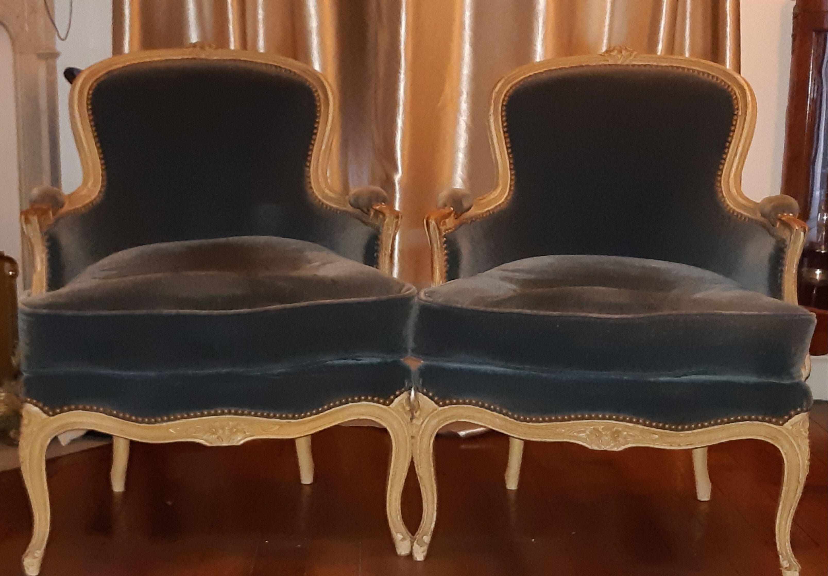 Paire de fauteuils bergères de style Louis XV