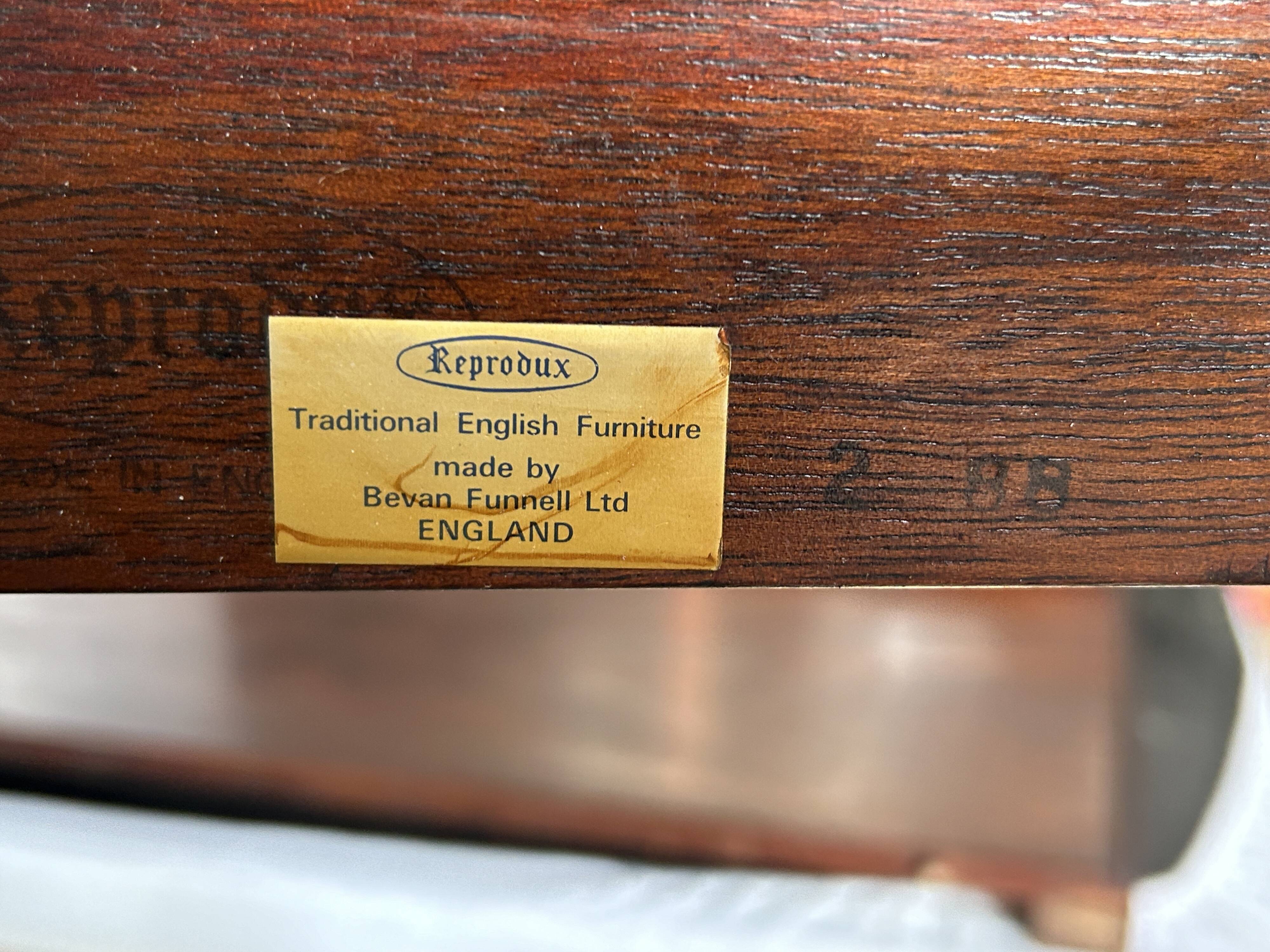 English Sheraton-style mahogany dining room set from the 20th century.