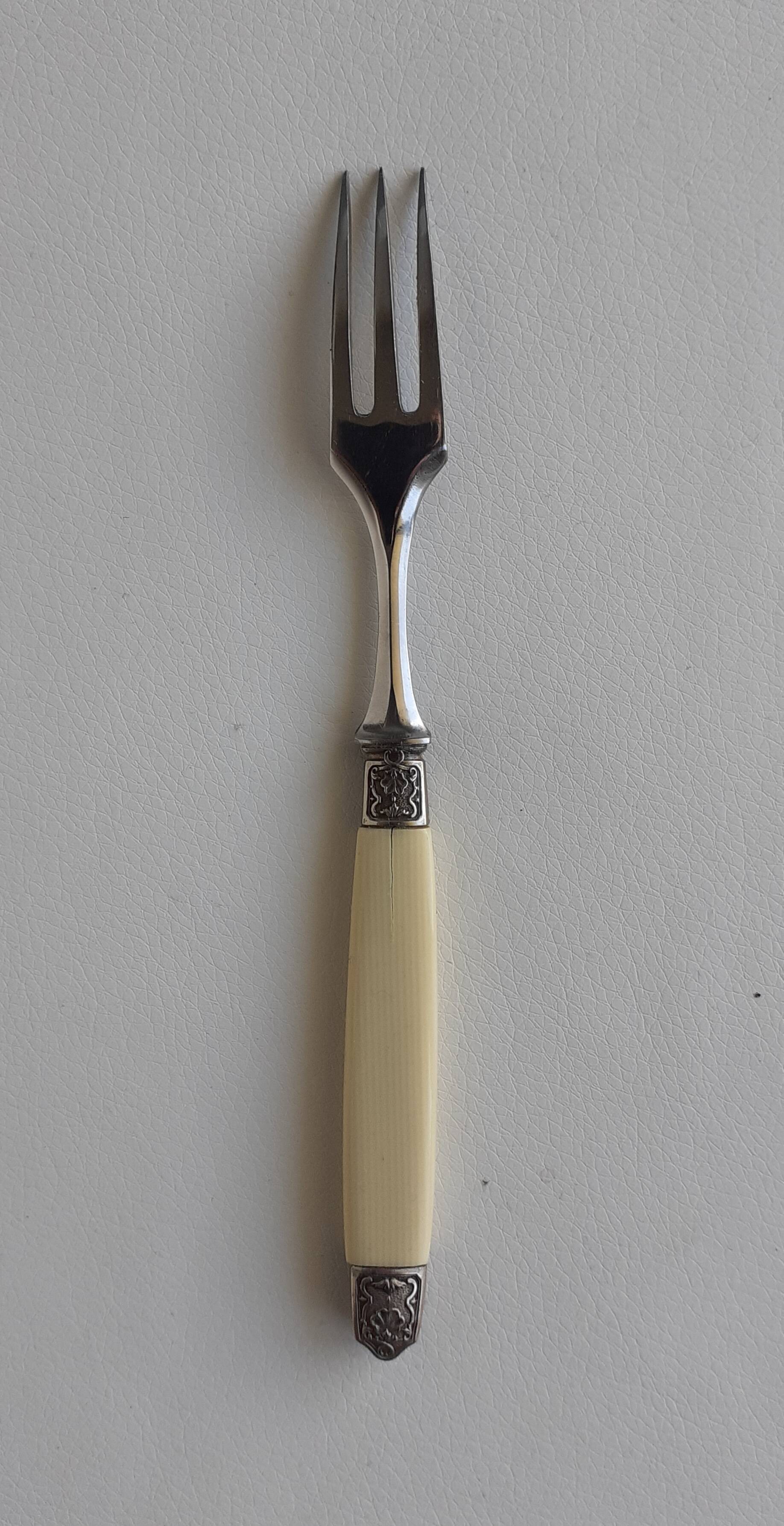 Ménagère / Couteaux & Fourchettes à dessert ancienne