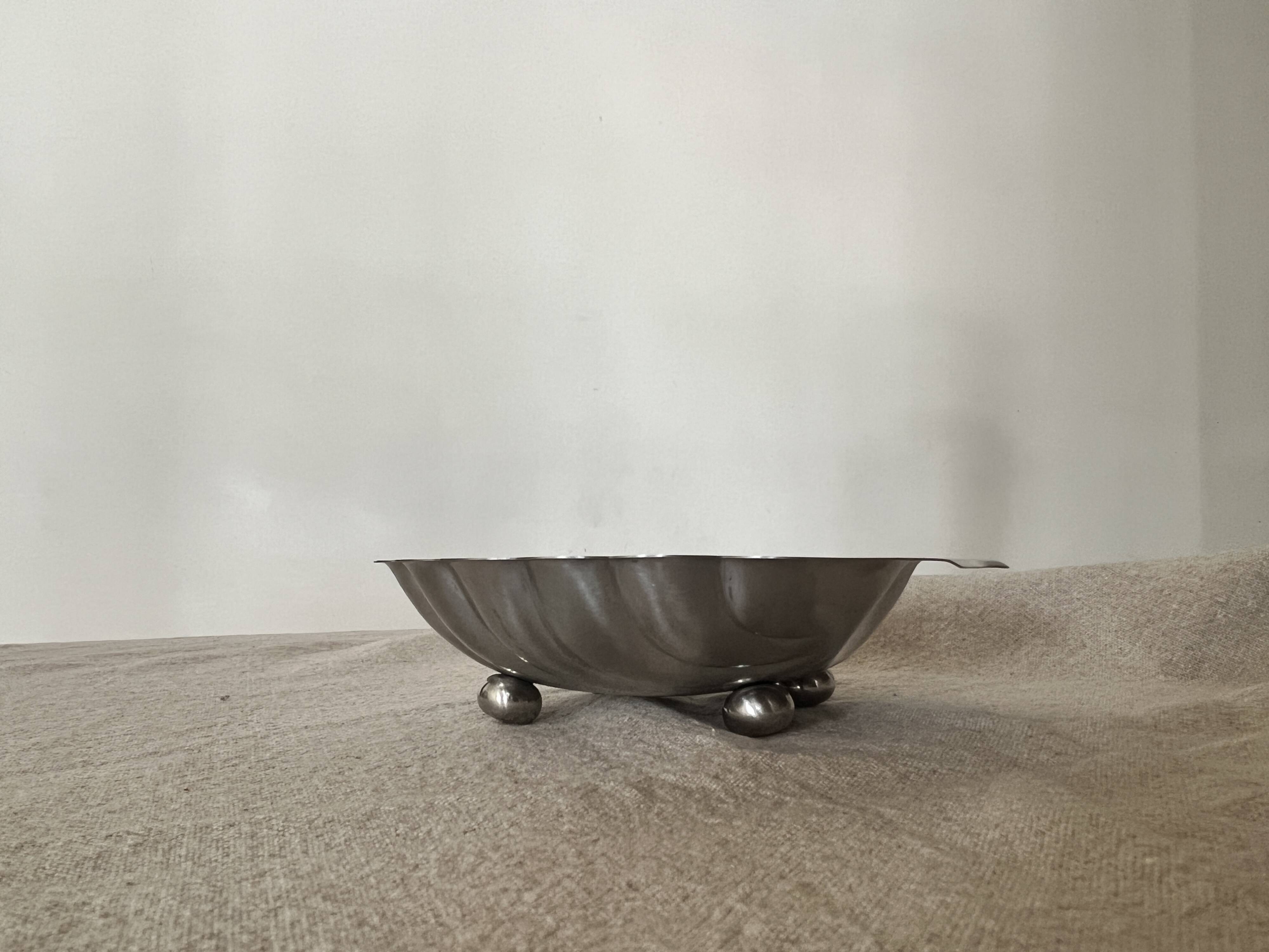 vintage shell-shaped bowl / empty pocket in metal (stainless steel)
