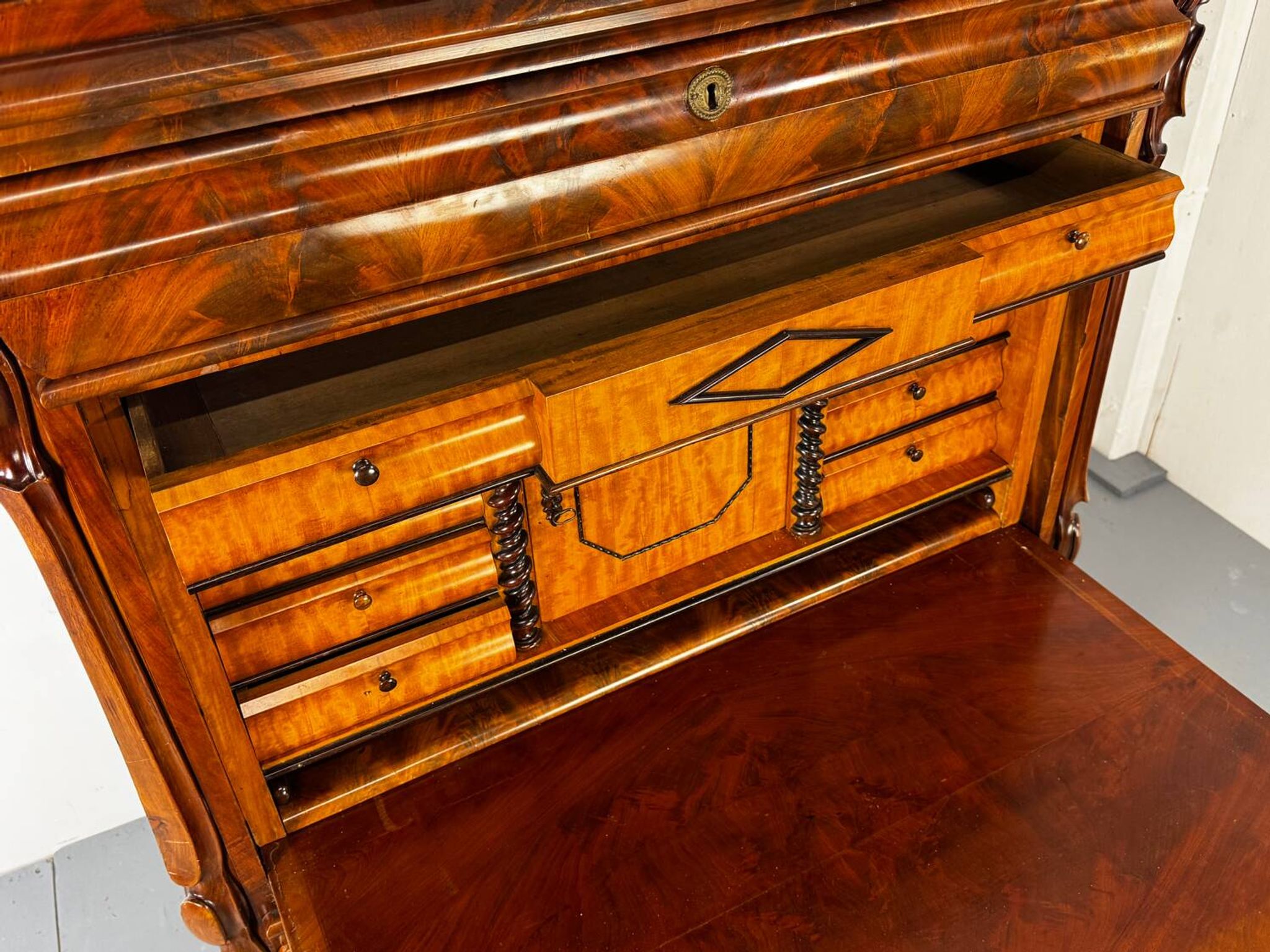 Biedermeier vintage oak and mahogany secretary desk, well-made, 1860.