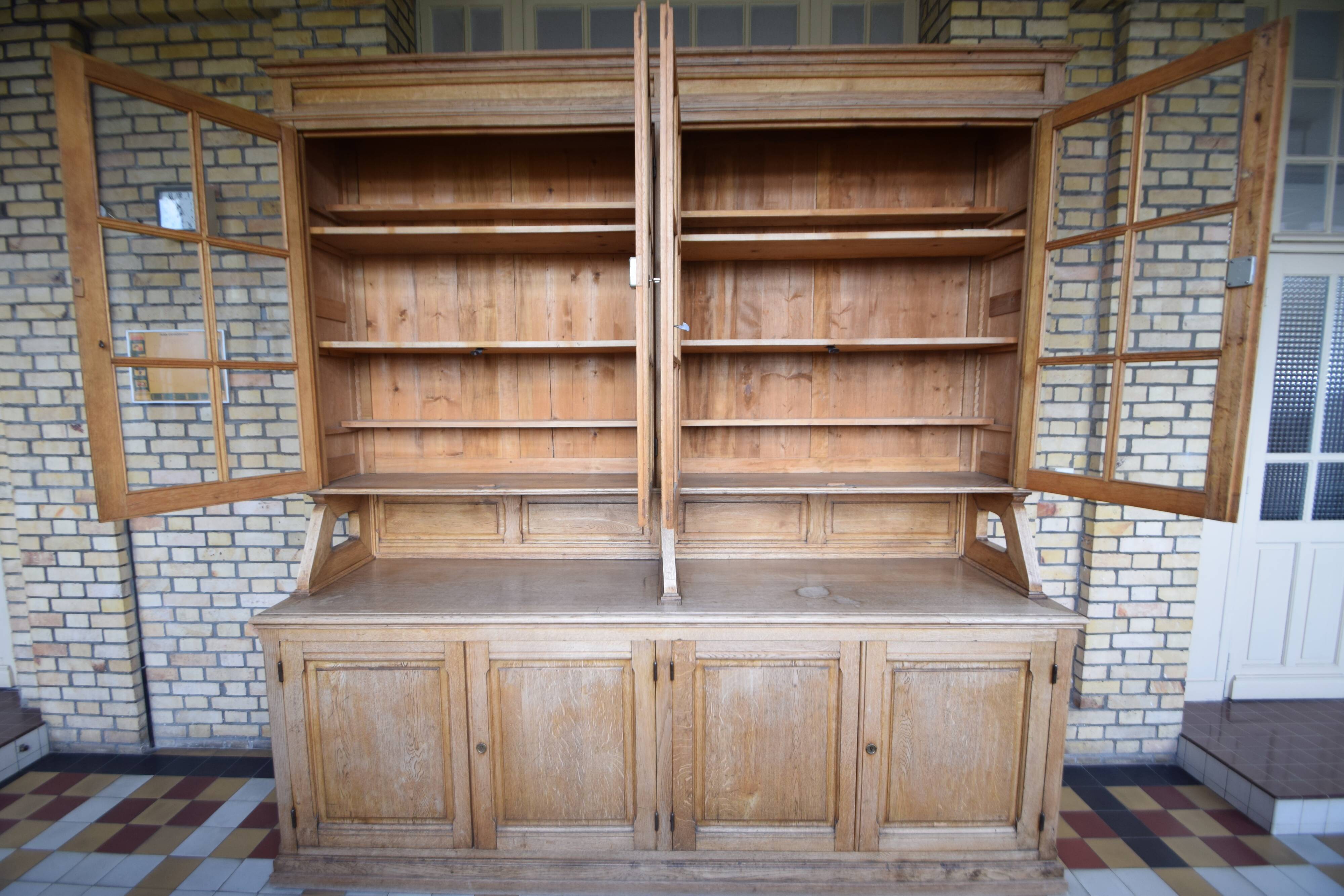 Glass library of a medical school in solid oak from the 1950s.