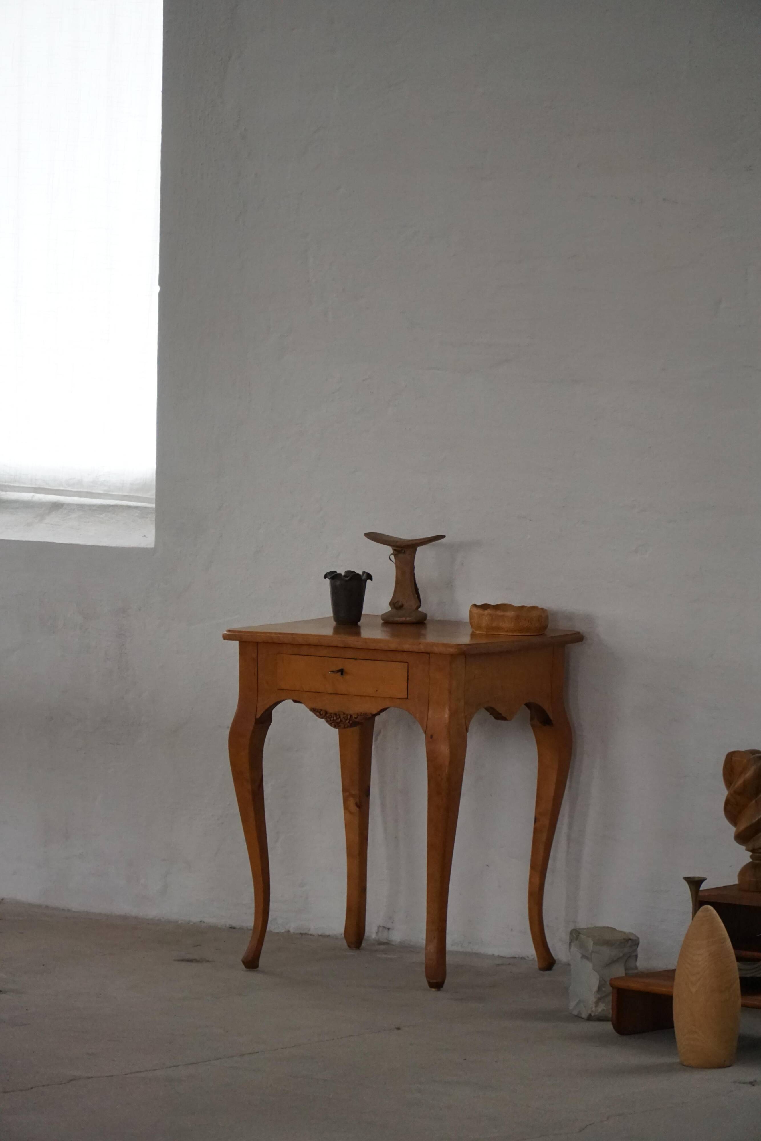 Table d'appoint danoise de style rococo en bouleau avec tiroir, début du 20e siècle