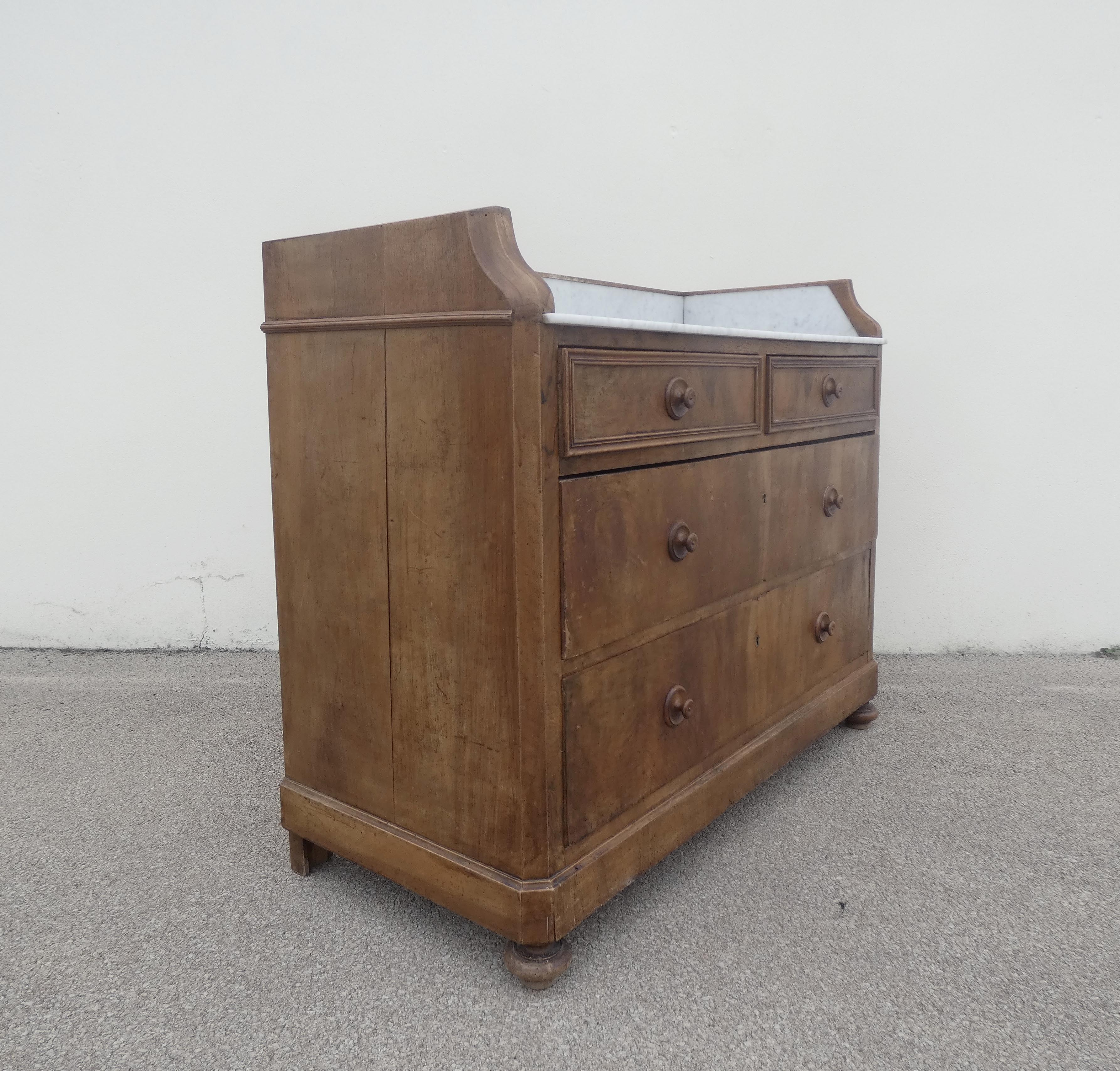 Ancienne commode en bois et marbre