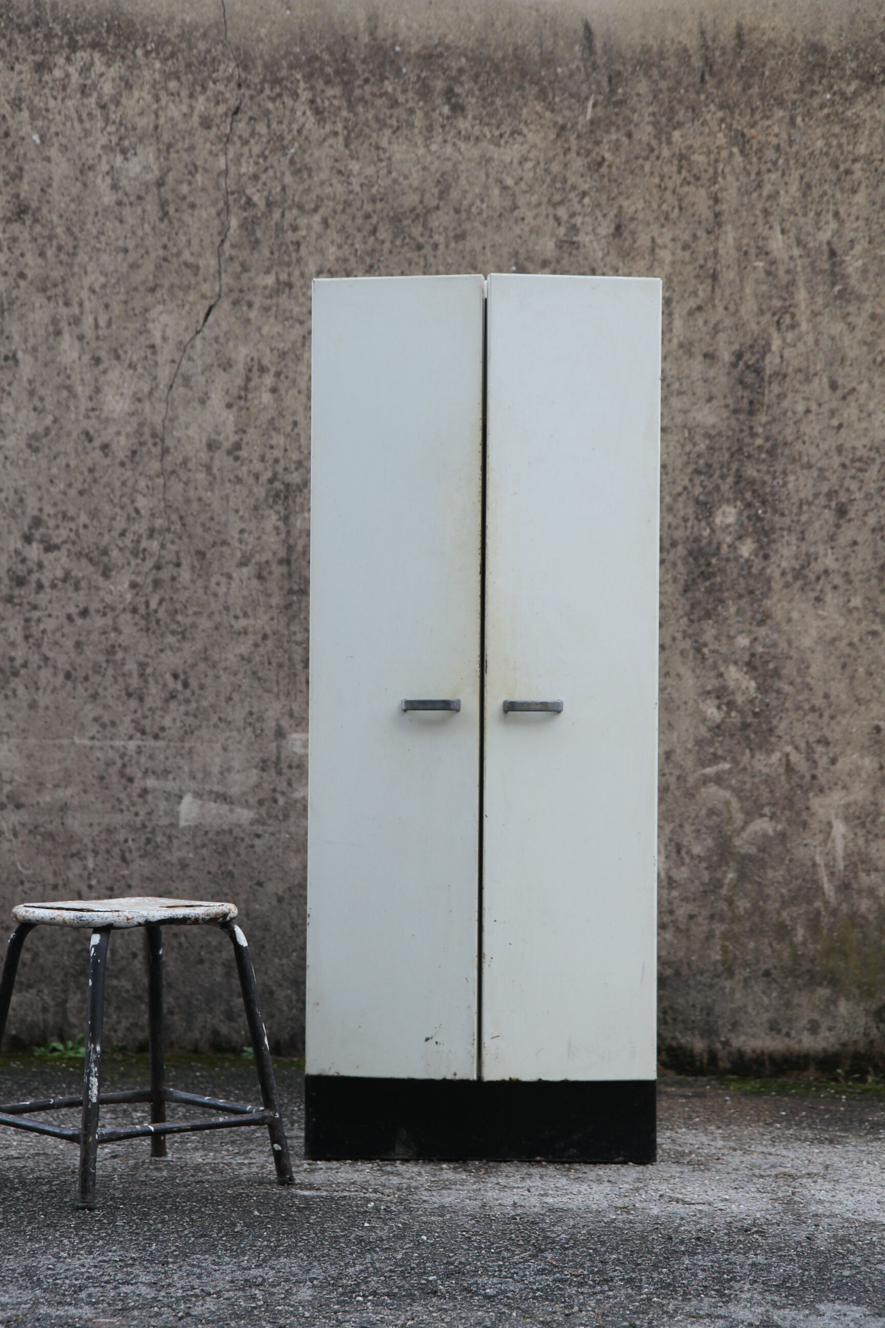 Metal infirmary cabinet from the 1950s