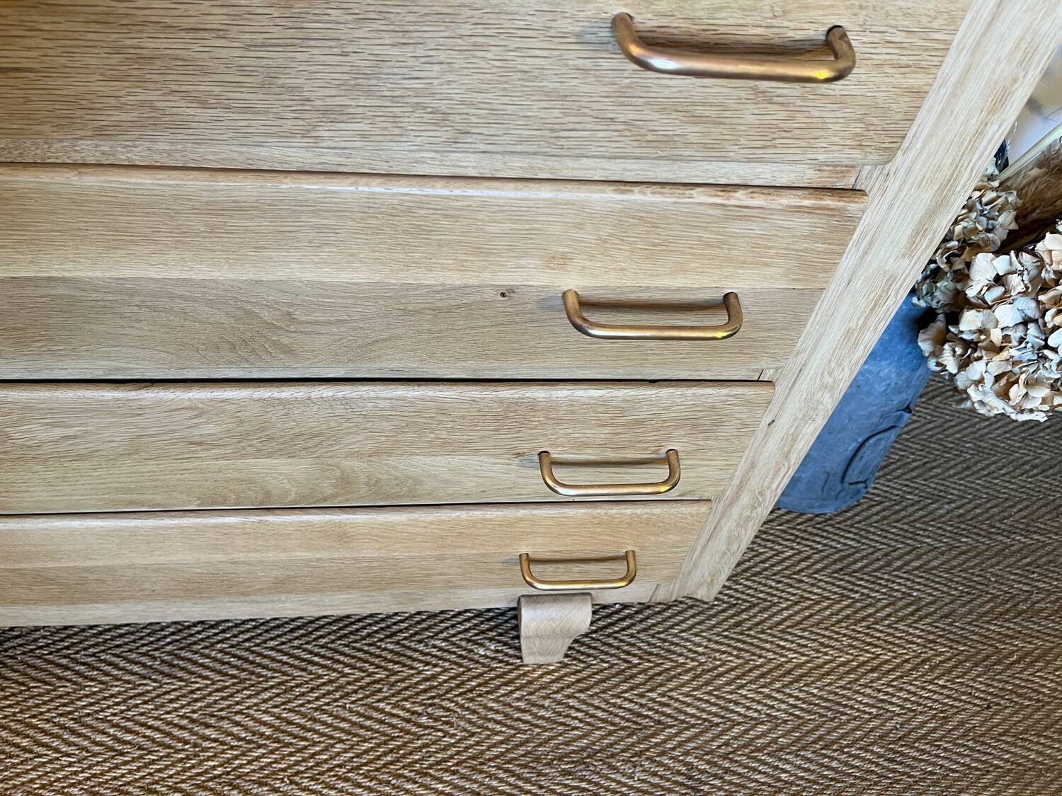 Vintage chest of drawers in wood and golden brass handles