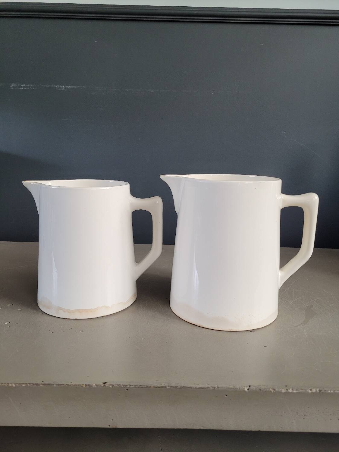 Paire de pichets en porcelaine de Digoin