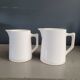 Paire de pichets en porcelaine de Digoin