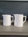 Paire de pichets en porcelaine de Digoin